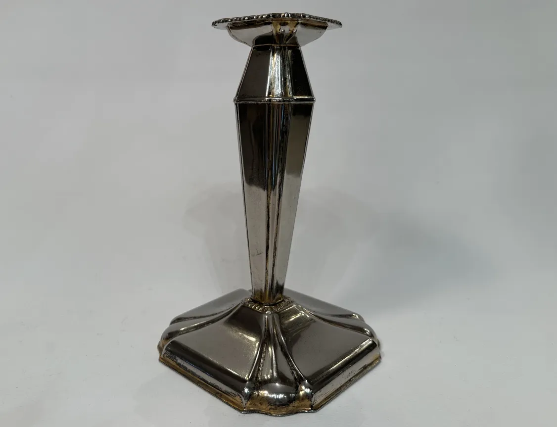 Candelabro antico decorativo con base elegante e design simmetrico.
