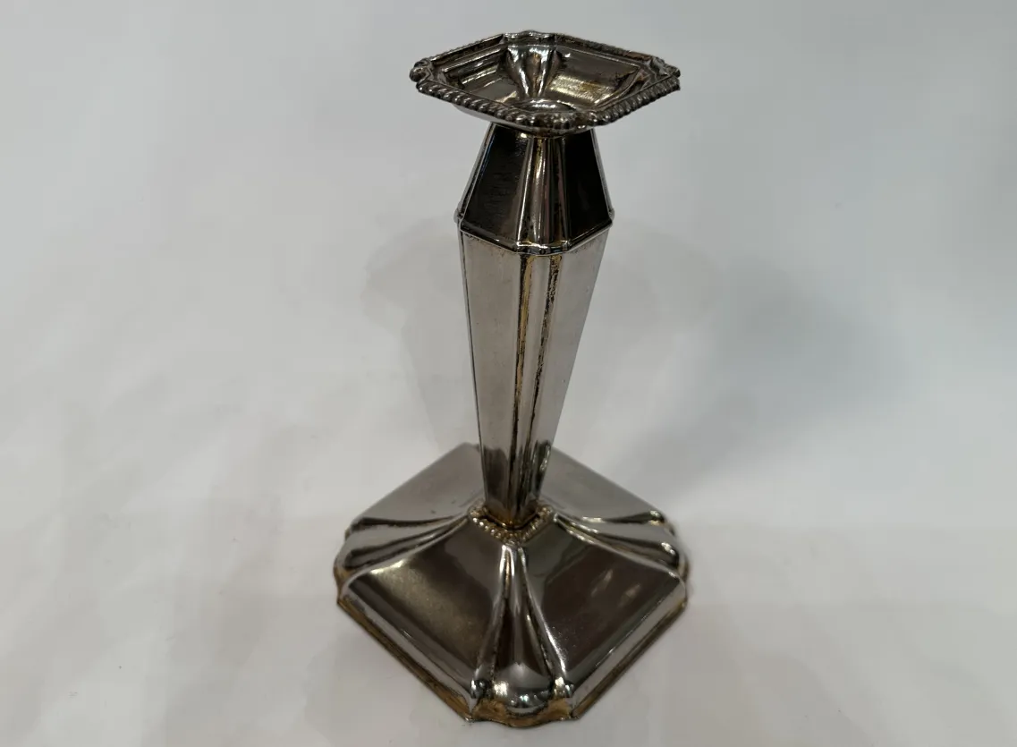 Candelabro antico decorativo con base elegante e design simmetrico.