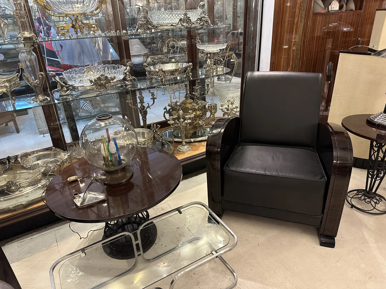 candelabro antico con figura decorativa e dettagli artistici