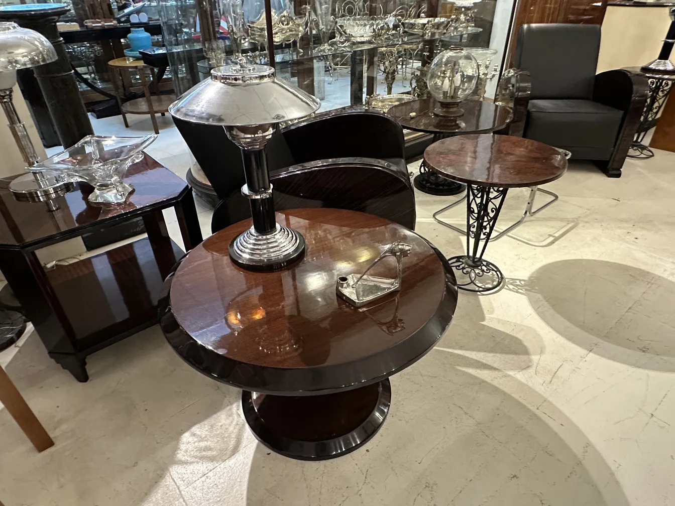 candelabro antico con figura decorativa e dettagli artistici