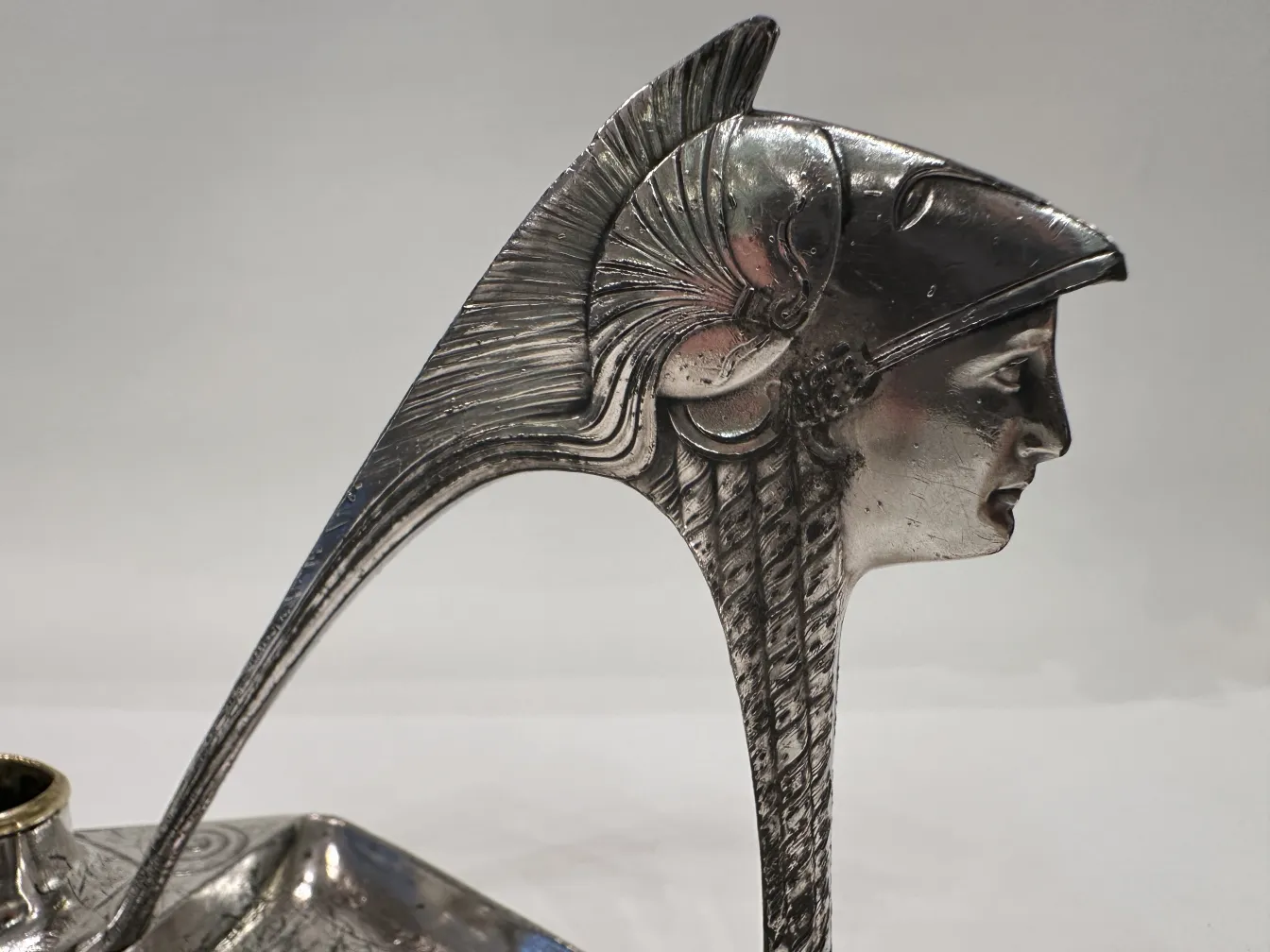 candelabro antico con figura decorativa e dettagli artistici