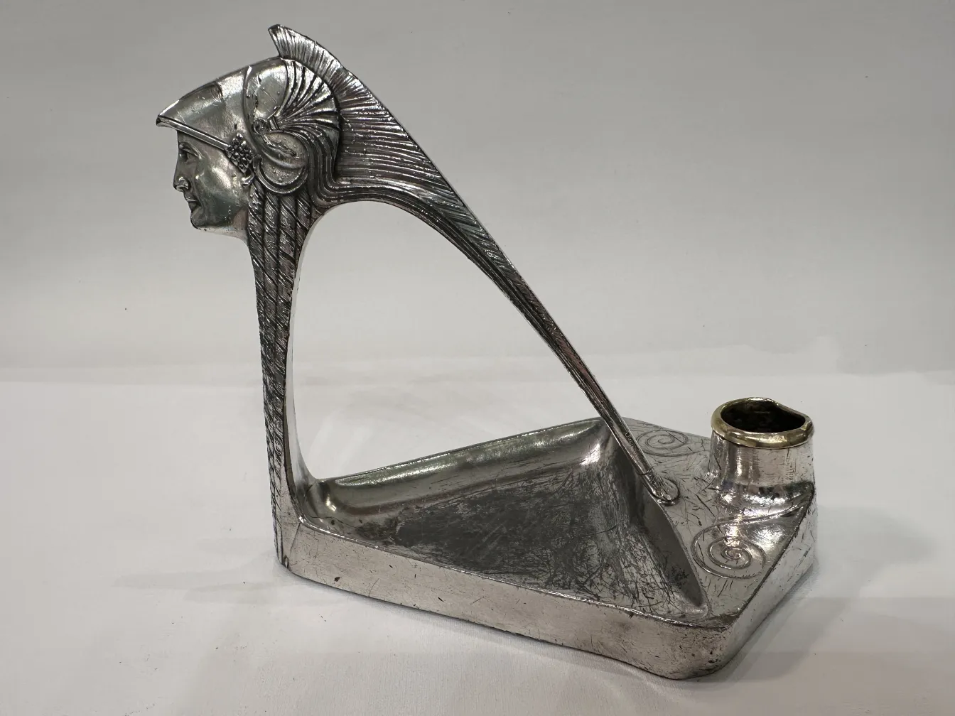 candelabro antico con figura decorativa e dettagli artistici