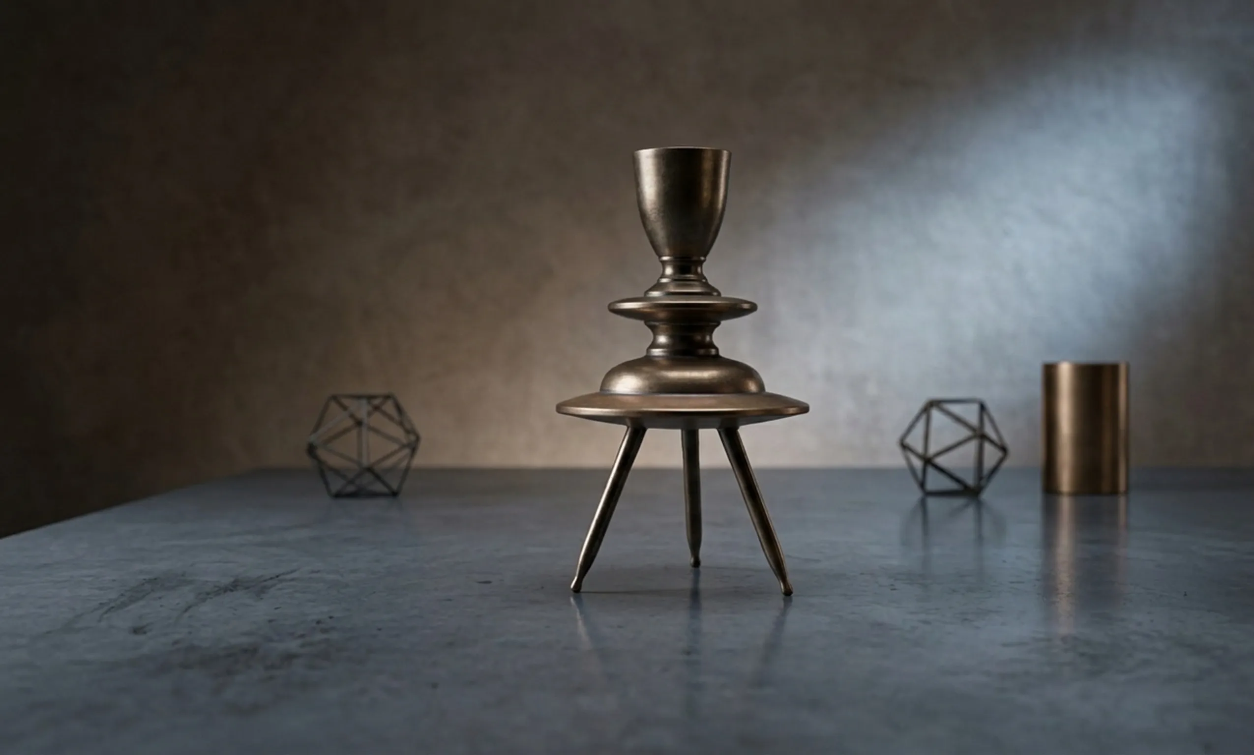 luminária de mesa antiga com base decorativa, ambiente moderno