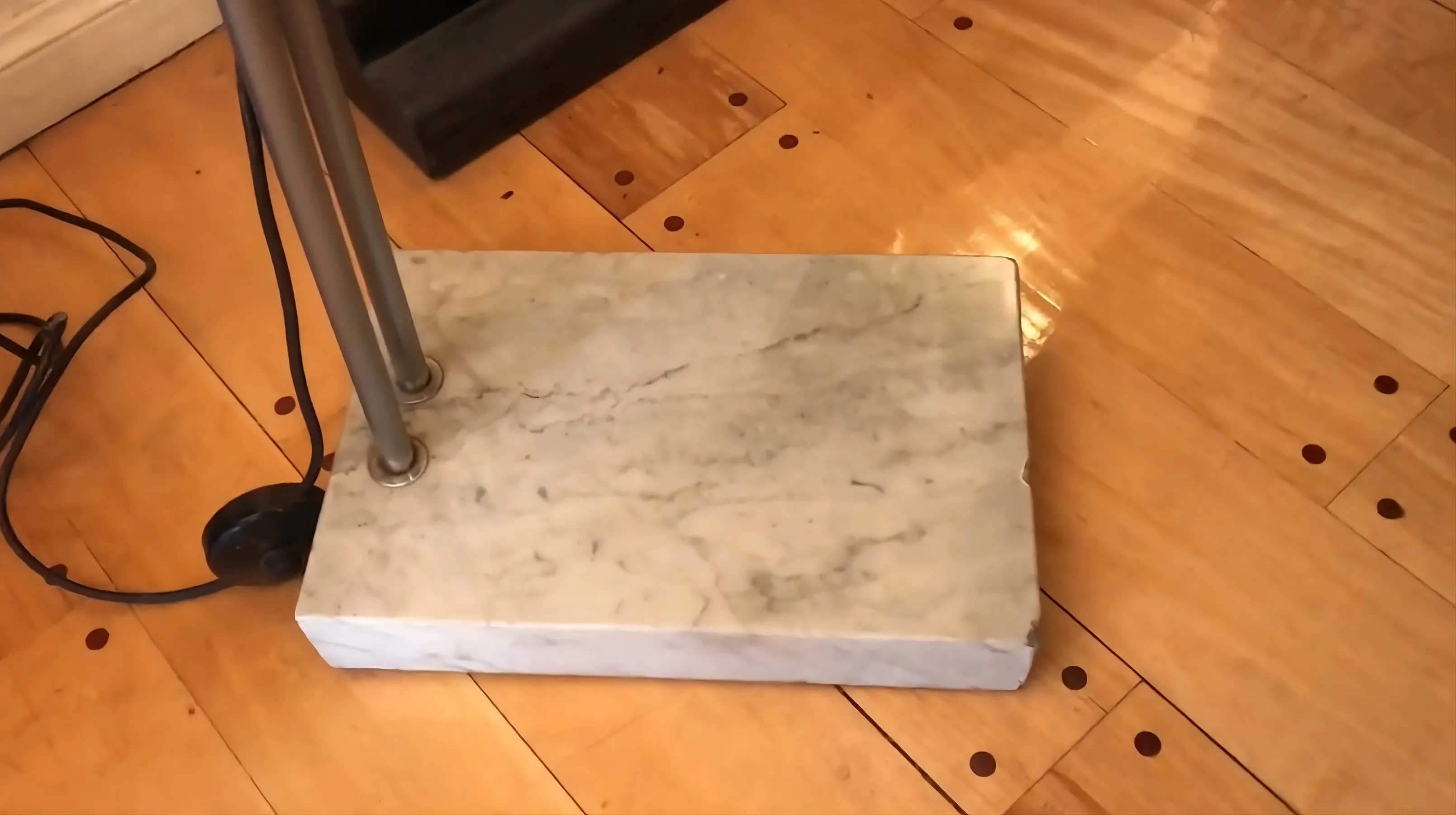 Антикварный торшер с прочной основой на деревянном полу