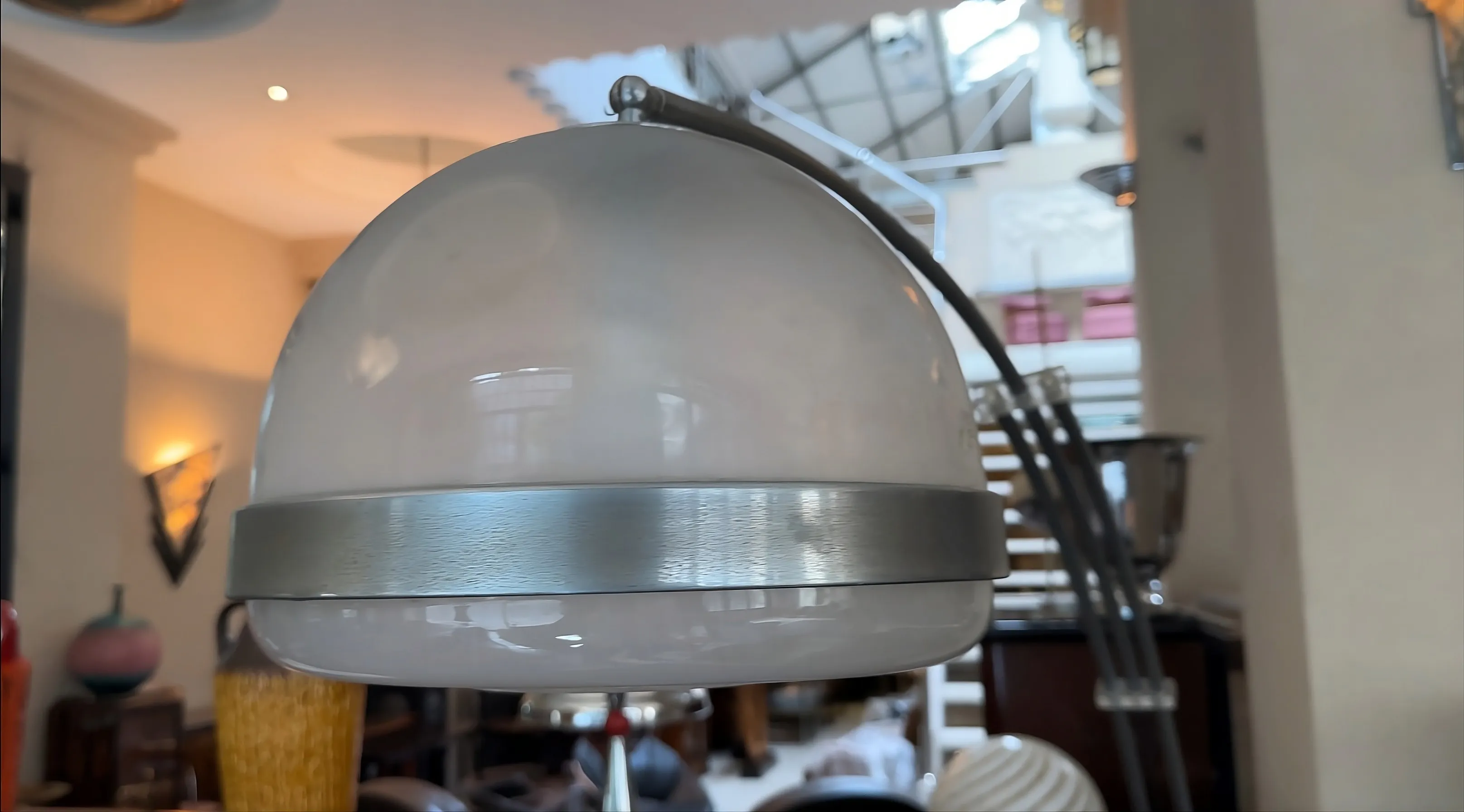 Античный торшер с элегантным дизайном и уникальными визуальными деталями в ретро-обстановке