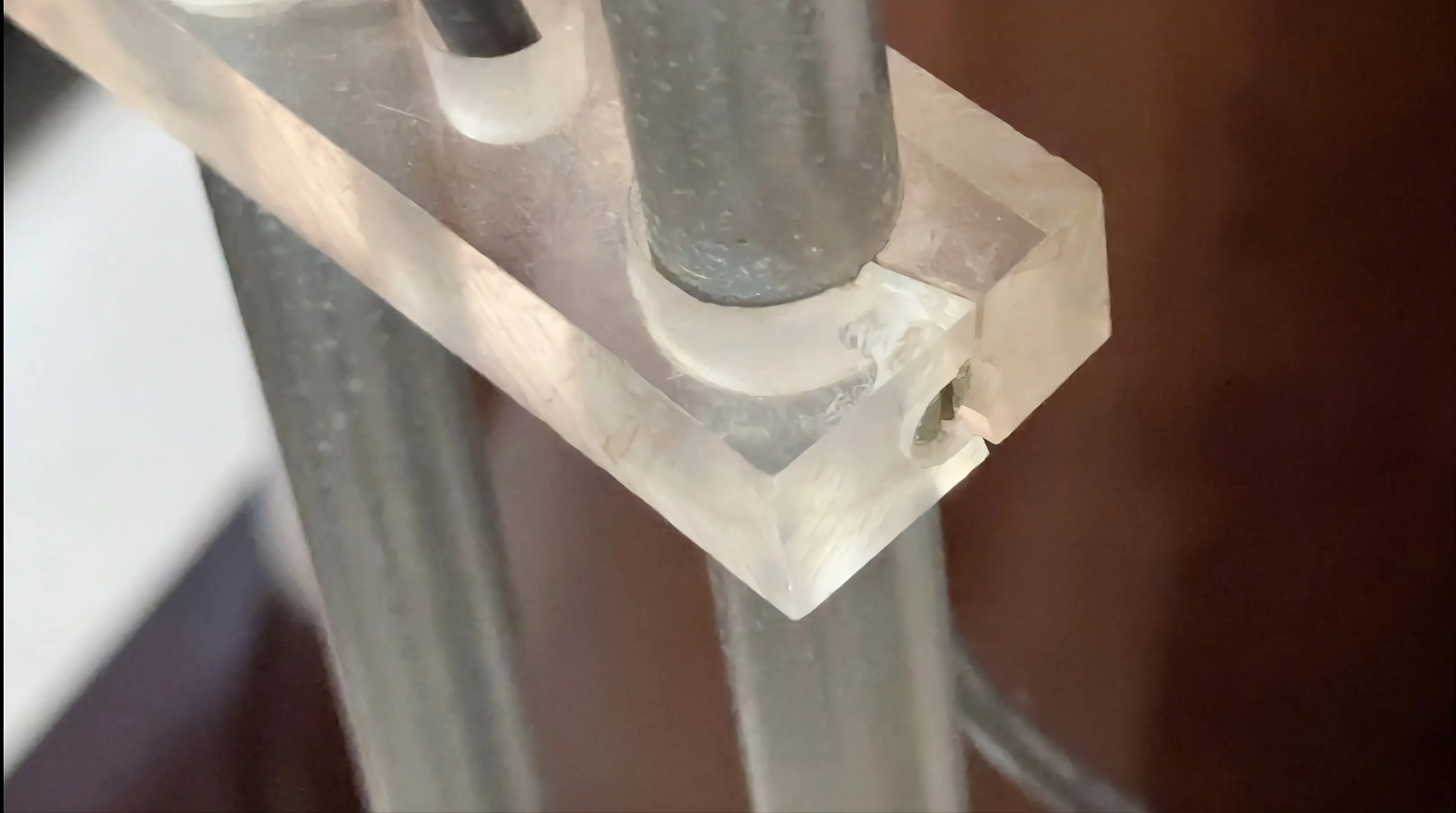 Старинный торшер с ясными деталями в спокойной обстановке