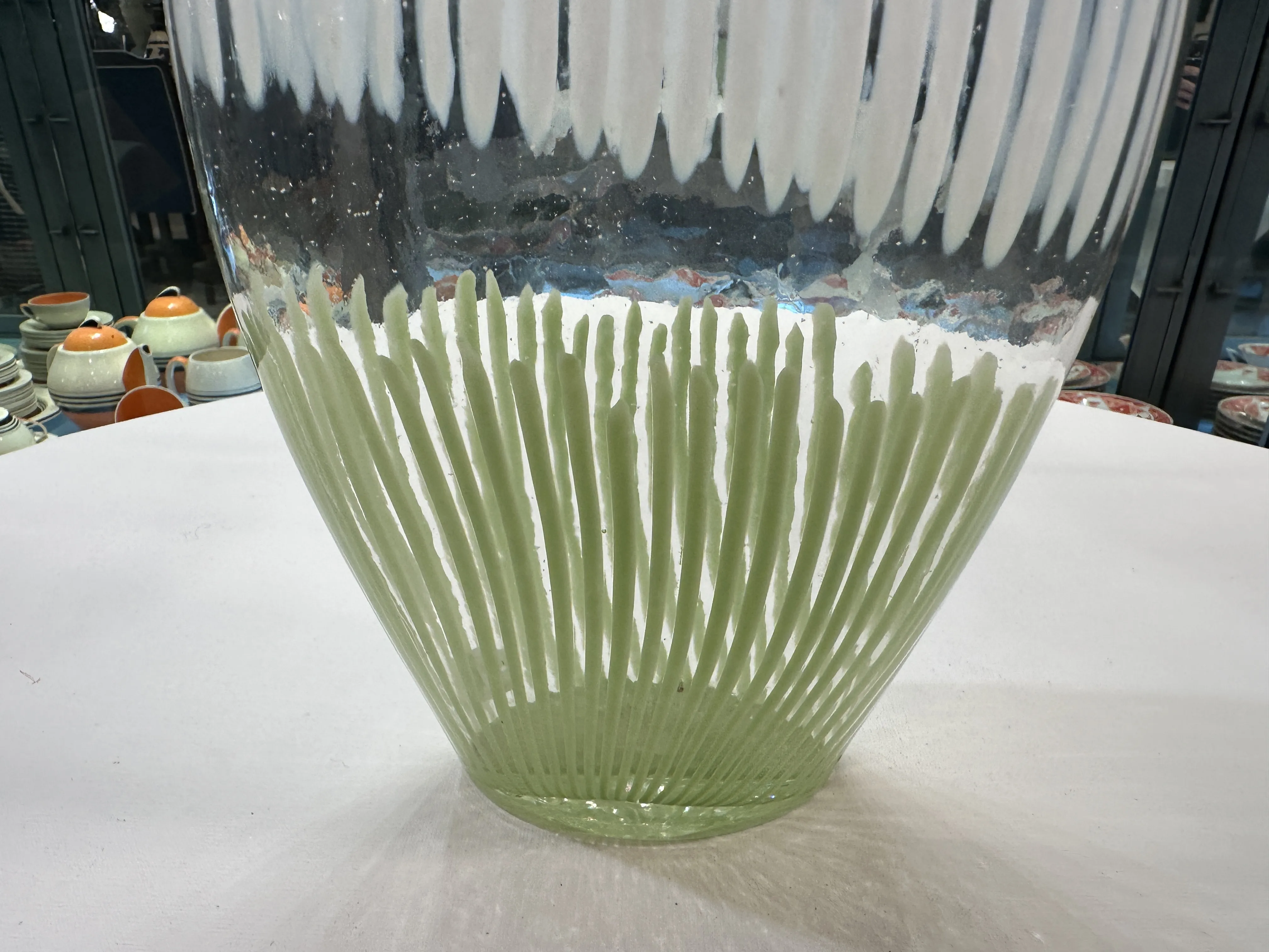 Vaso antico di Murano con design a strisce bianche e verdi