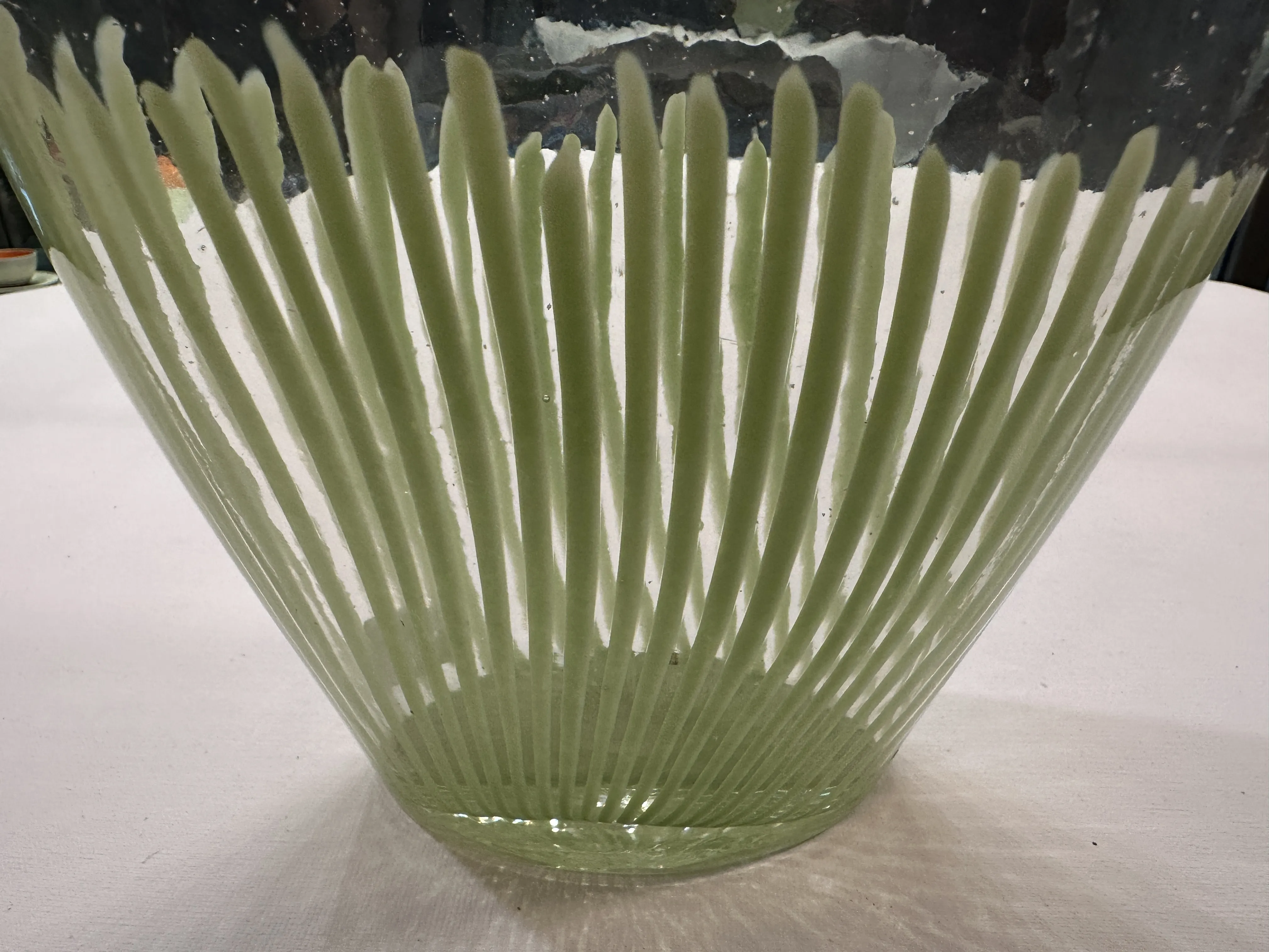 antico vaso di murano con design a strisce di colore chiaro