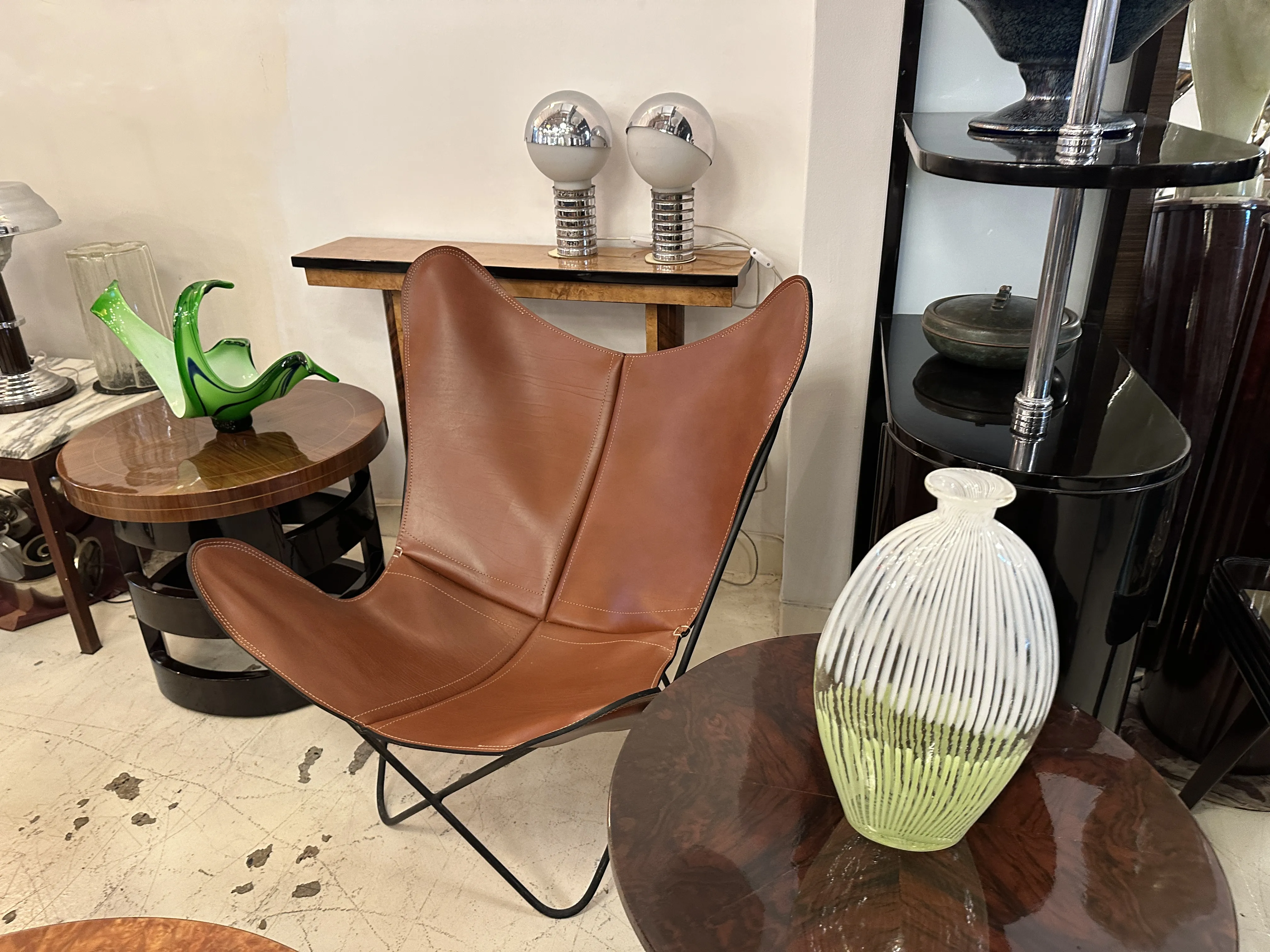 Vaso di Murano in un ambiente antico, con tavoli e sedie