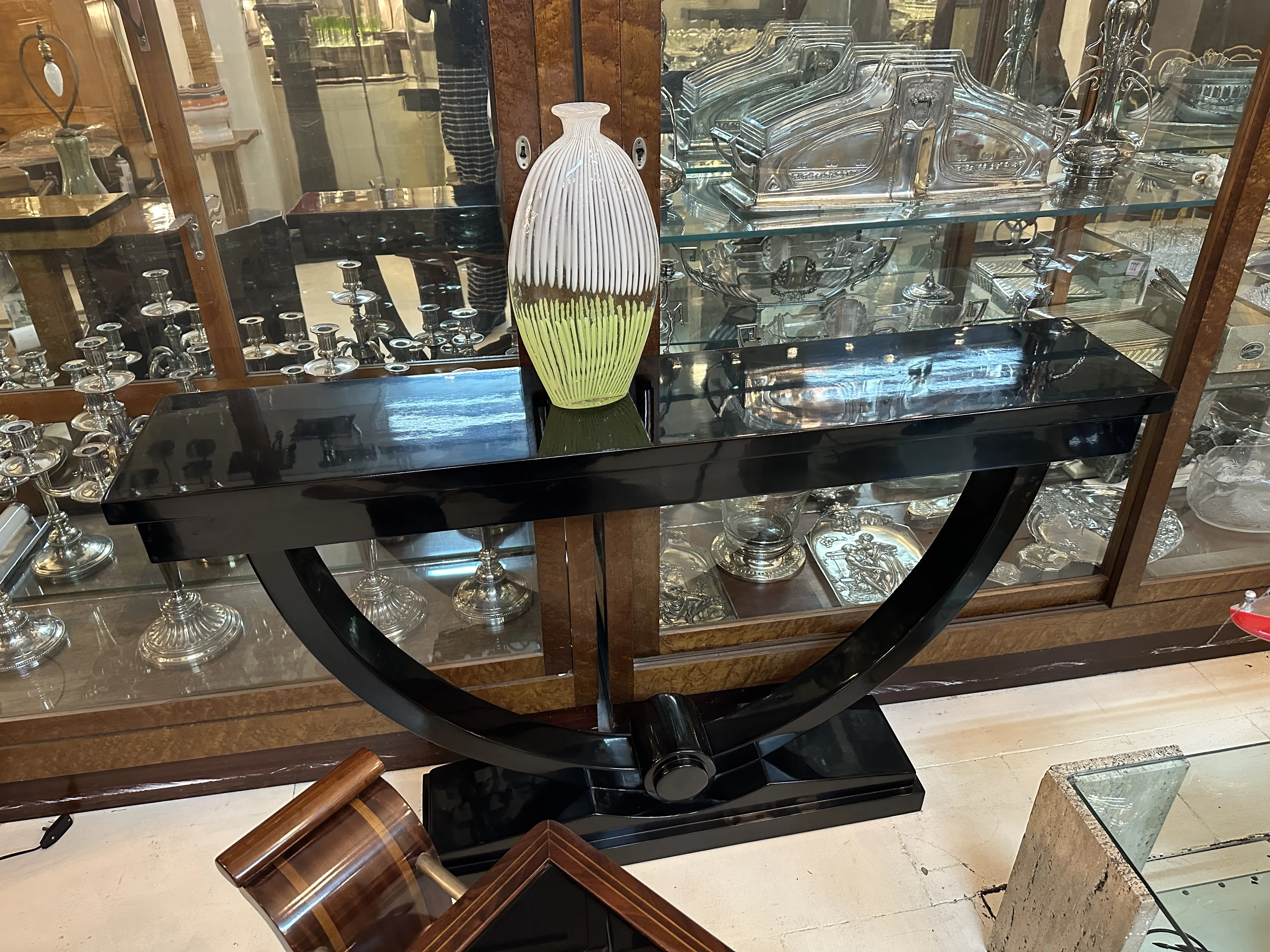 vase antico di Murano su un tavolo nero con sfondo argentato