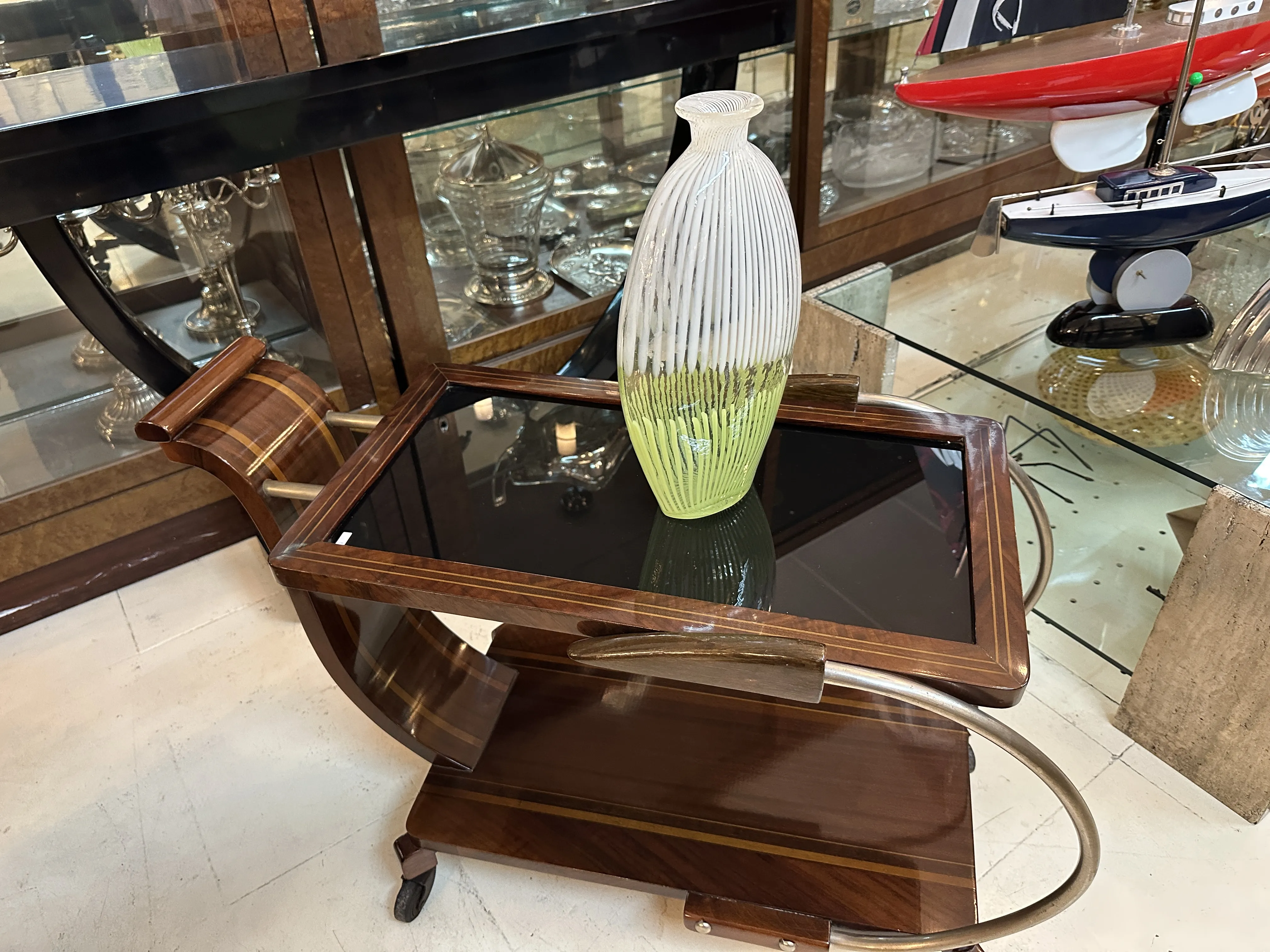vaso di murano verde con linee e sfondo chiaro su tavolo
