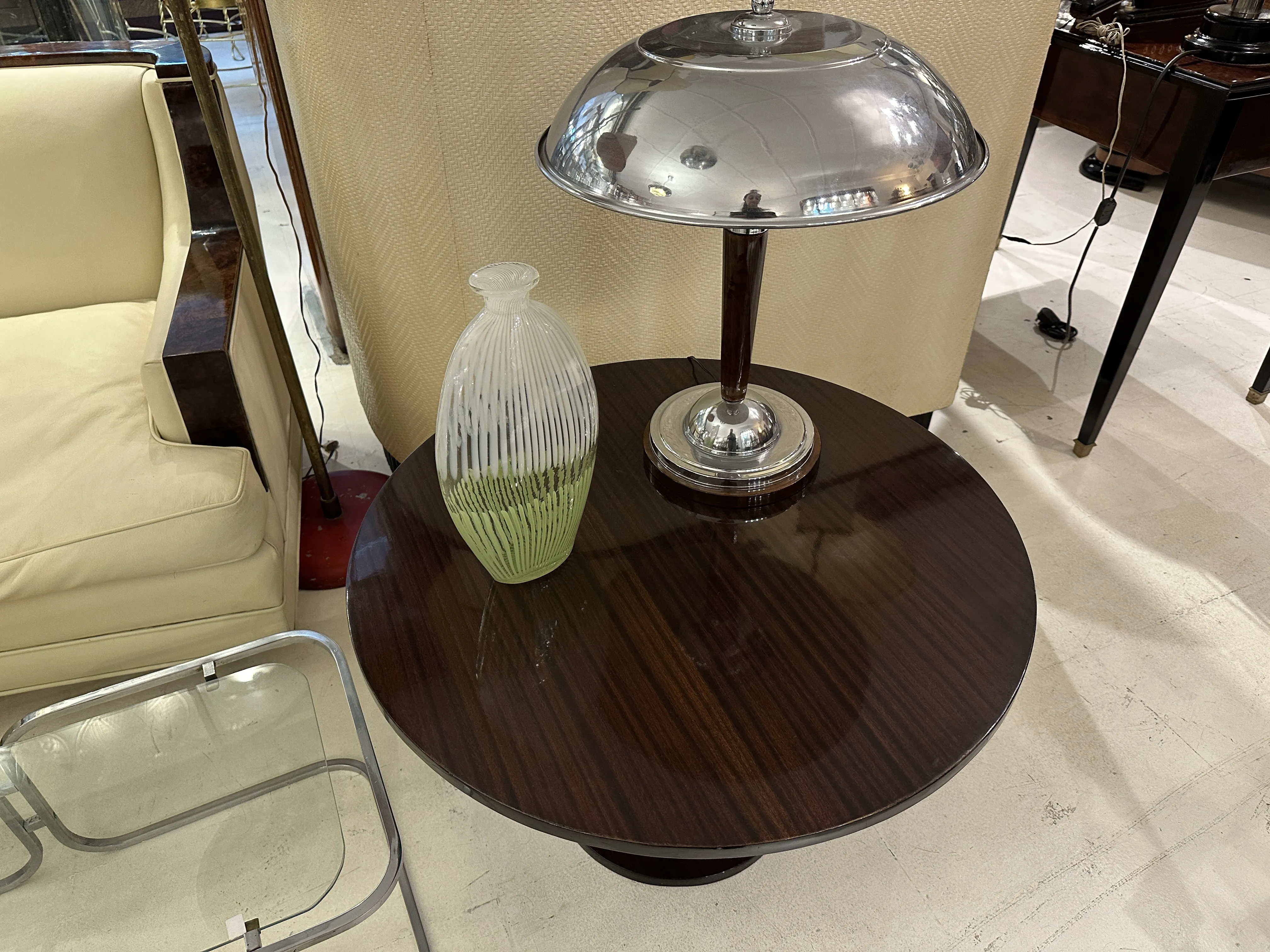 Antico vaso di Murano con forma elegante e colore verde
