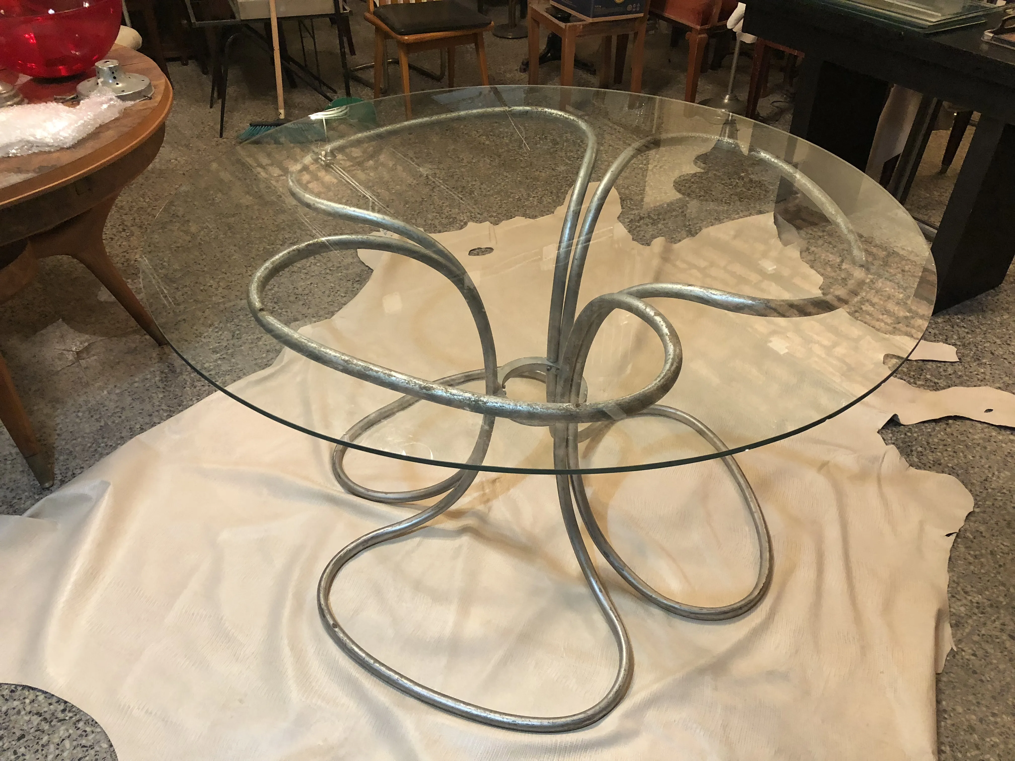 Antique dining table for 6 people with an elegant design, surrounded by chairs in a cozy environment.