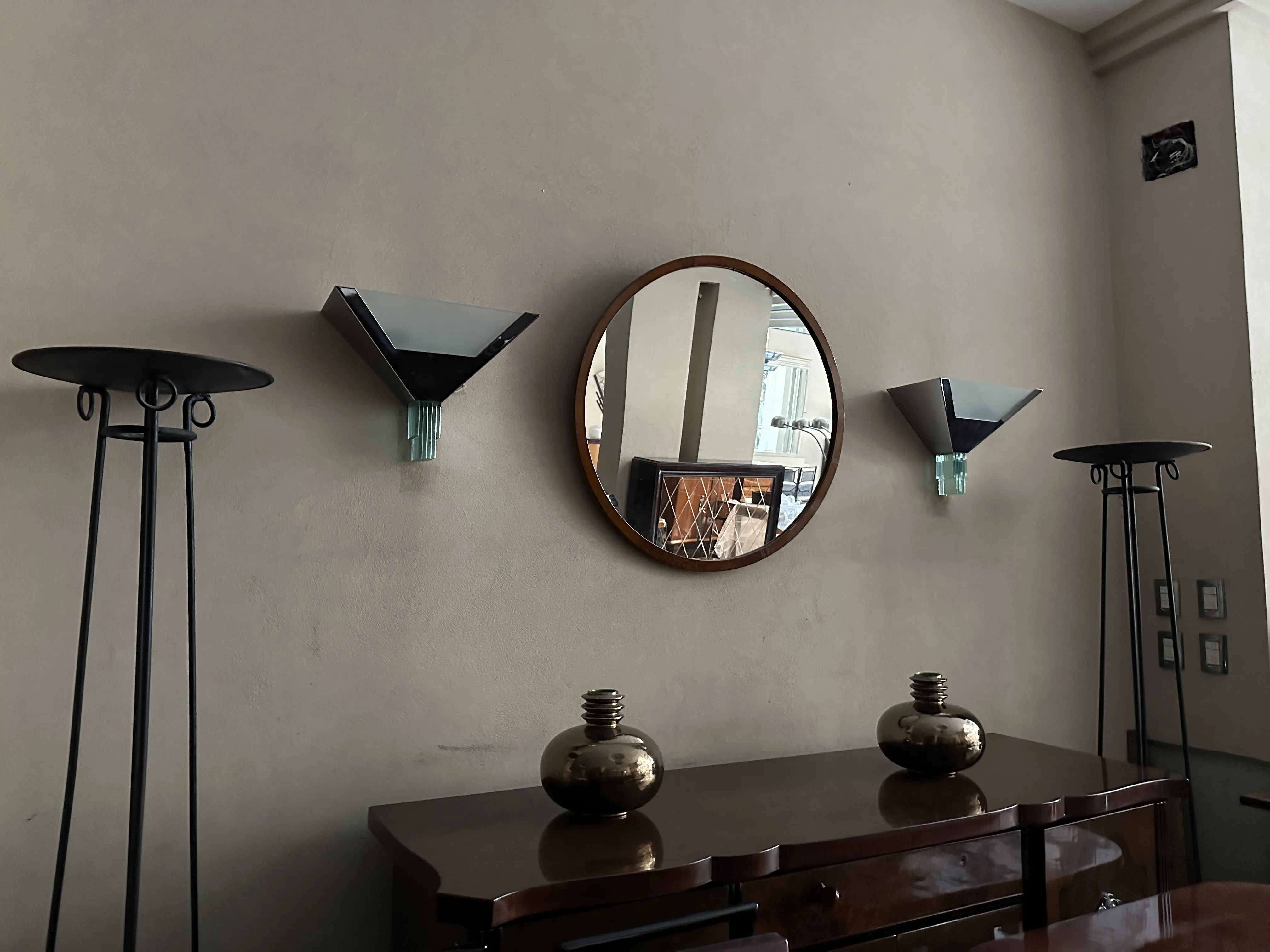 Четыре старинных торшера рядом с зеркалом в элегантной комнате