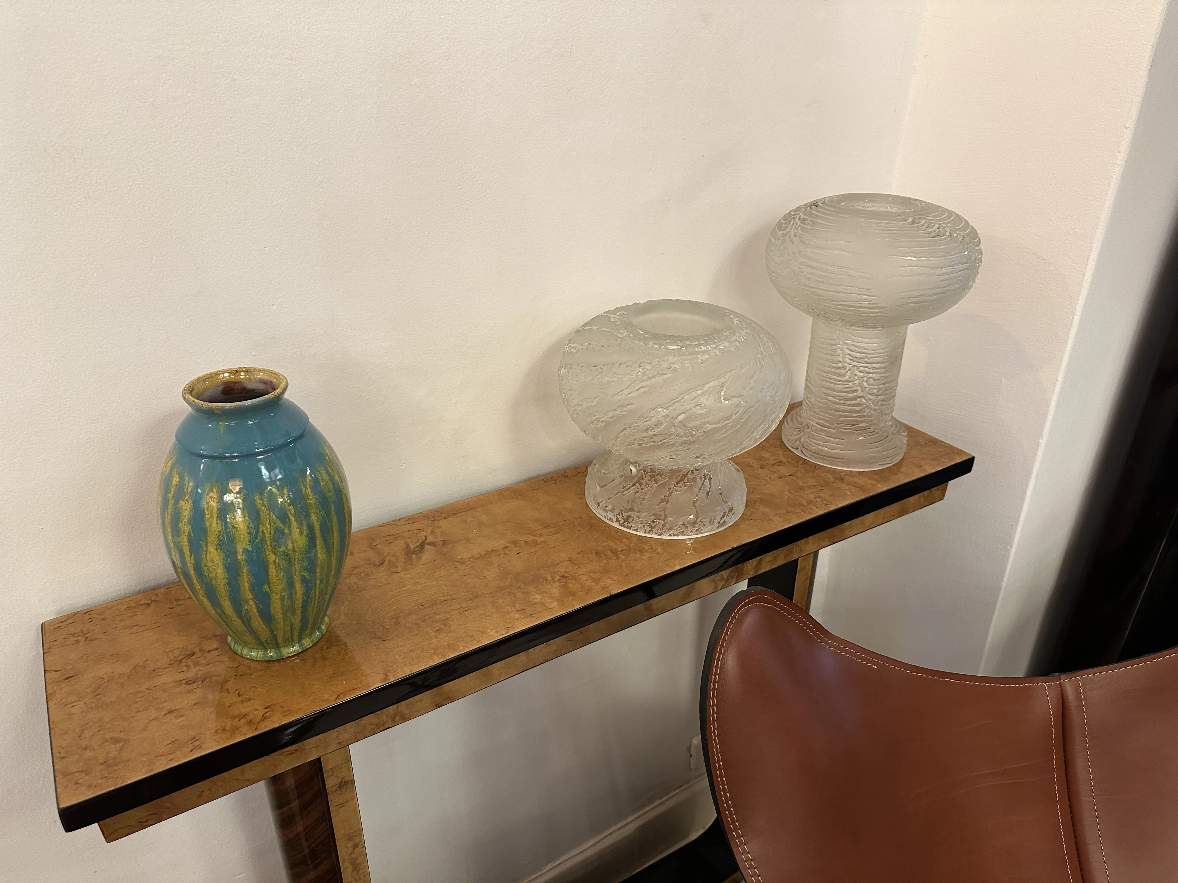 金のディテールが施された青い陶器の花瓶と二つのガラスのオブジェ