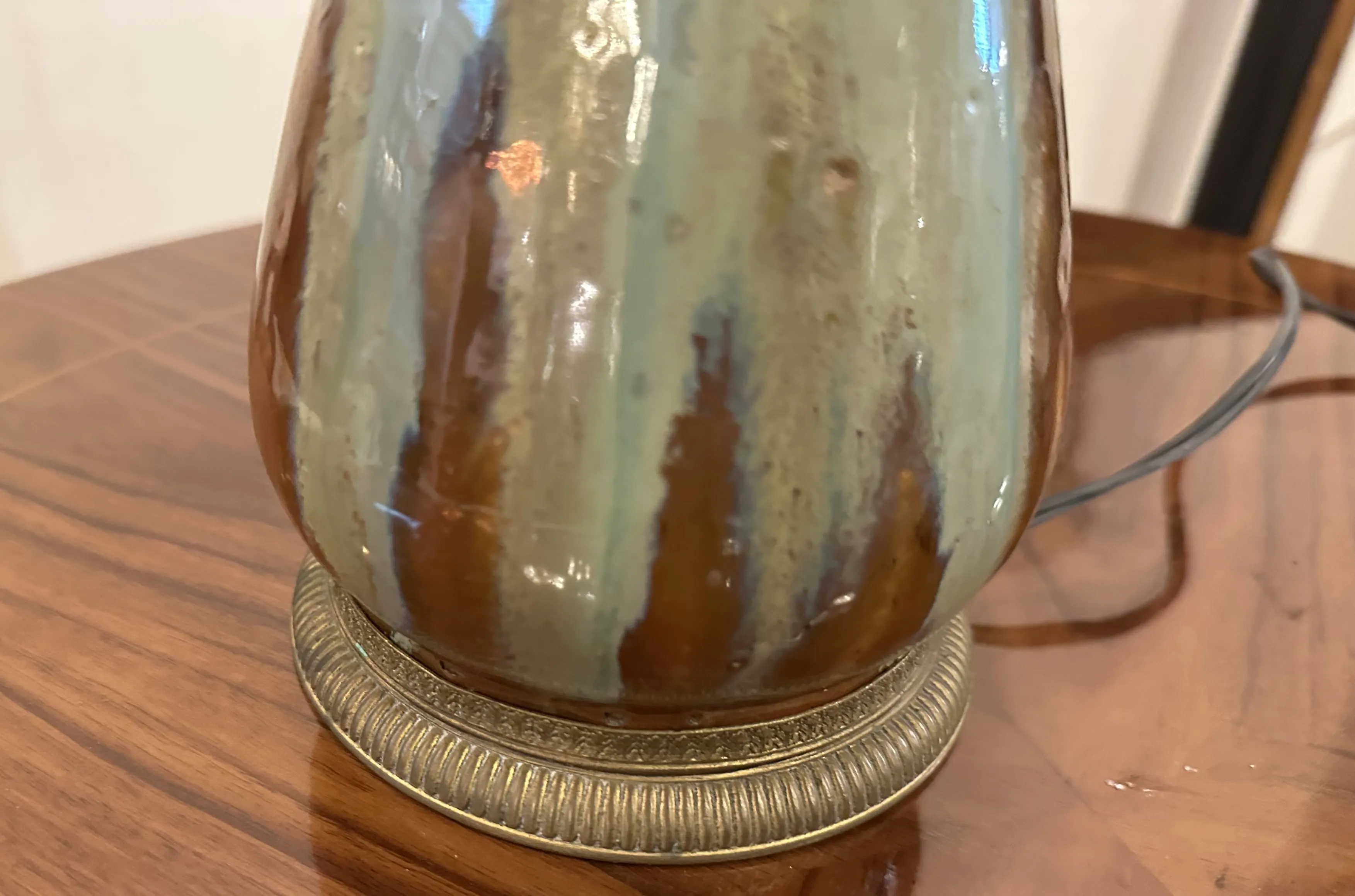 प्राचीन-टेबल-लैंप-जिसमें-रंगीन-विशेषताएँ-प्राचीन-सेटिंग-में