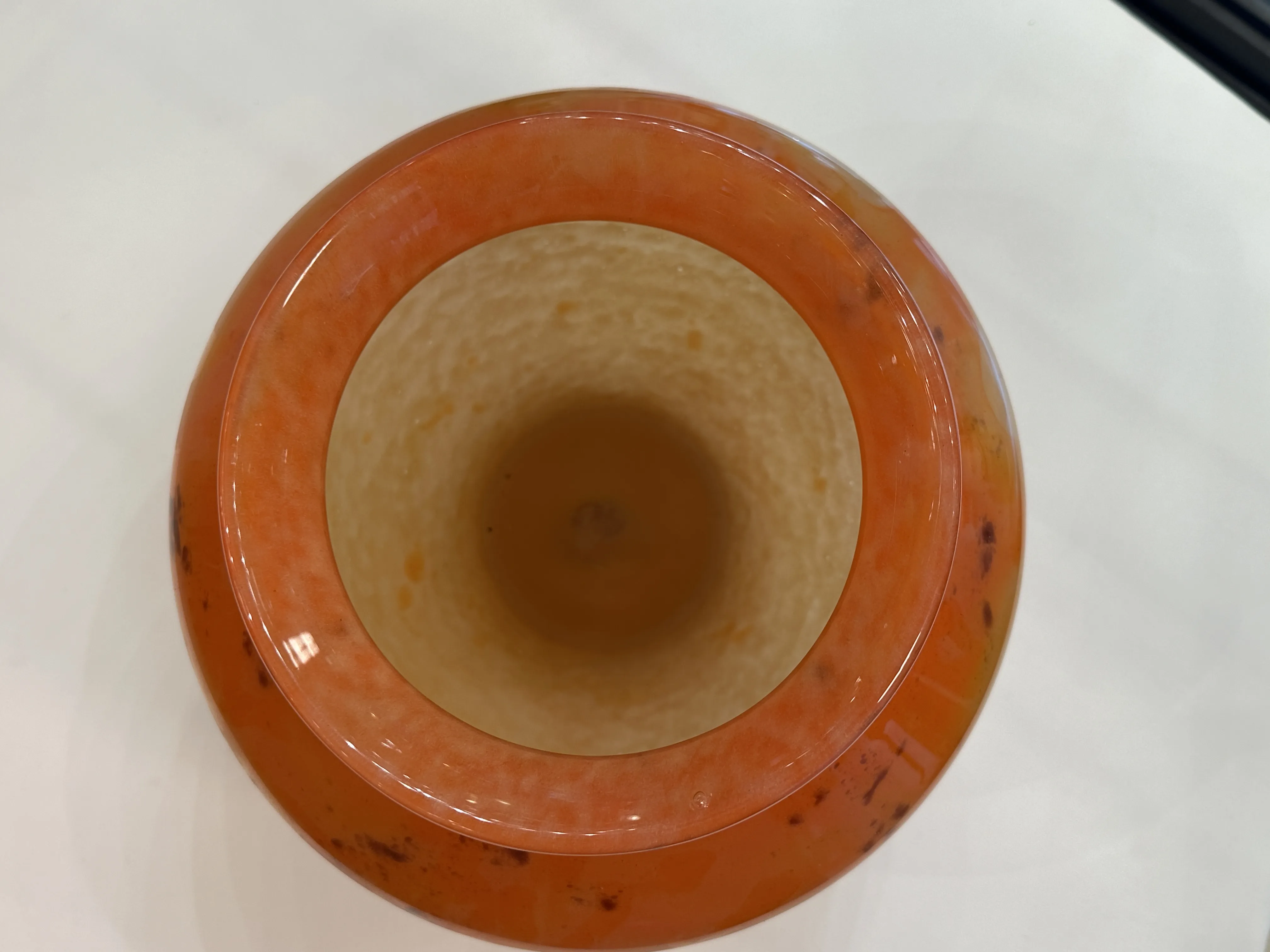 प्राचीन साइन किए गए ग्लास श्नाइडर की शीर्ष दृश्य गर्म टोन के साथ स्पष्ट आंतरिक।