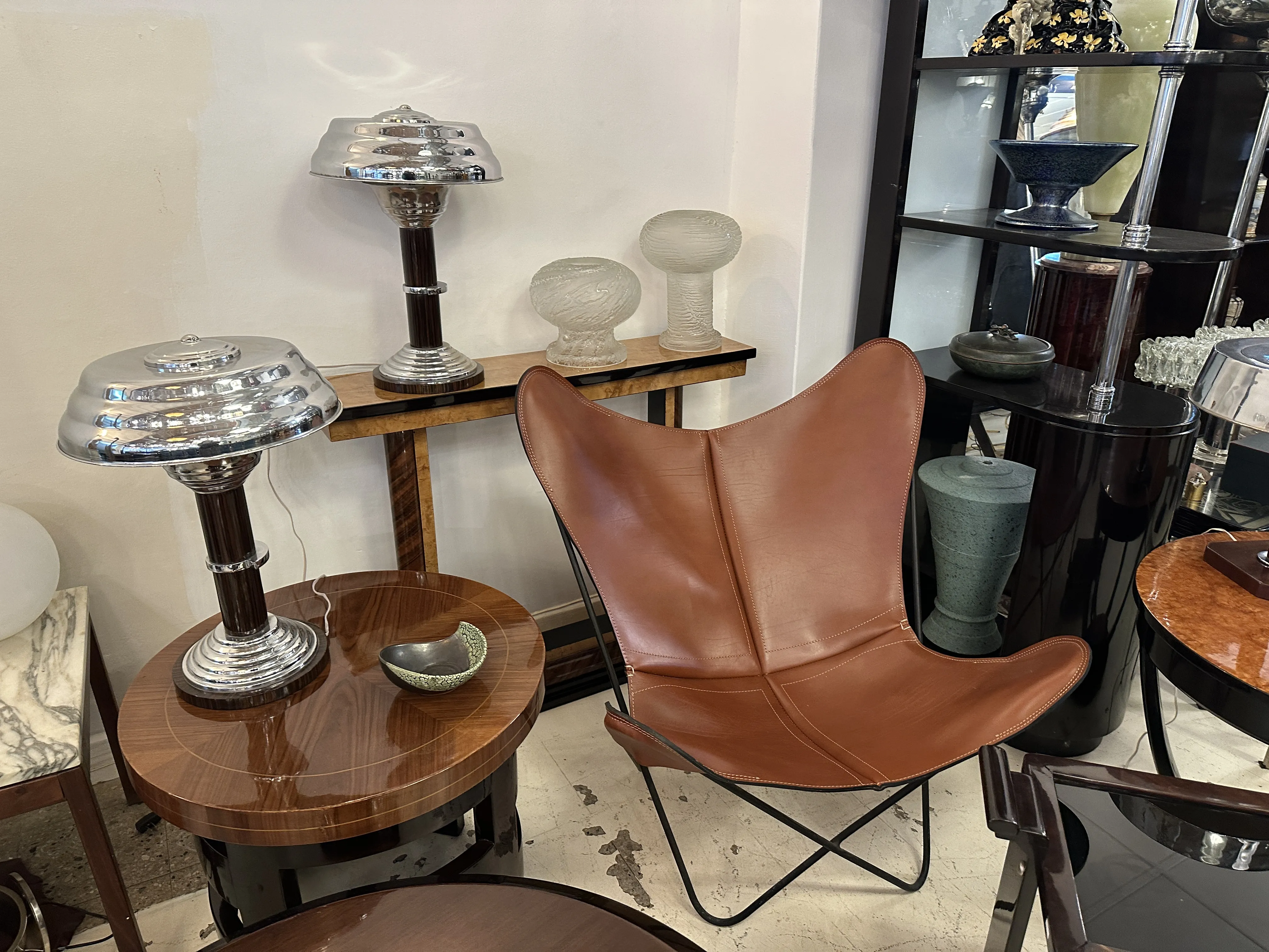 Ancienne céramique décorative avec une forme unique, cadre rétro.