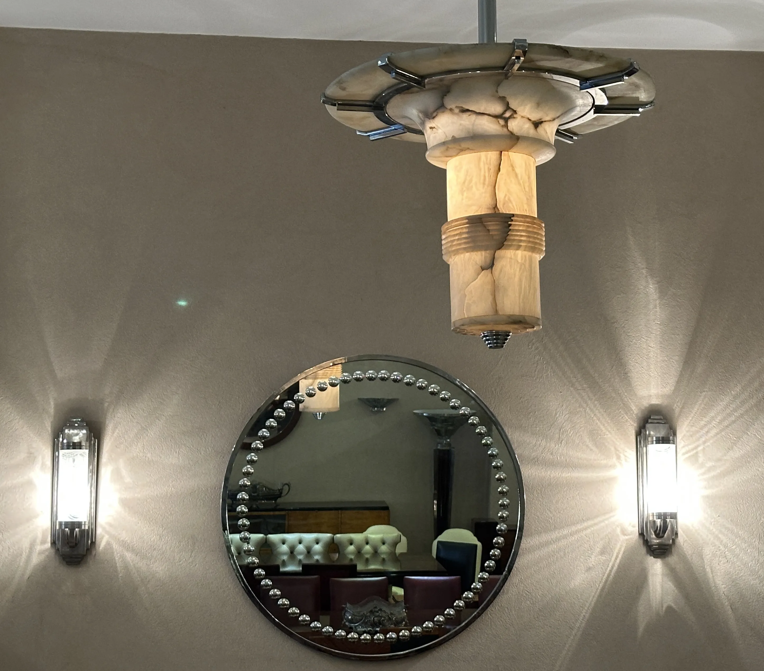 2 antique hanging lamps with an appealing and elegant design.