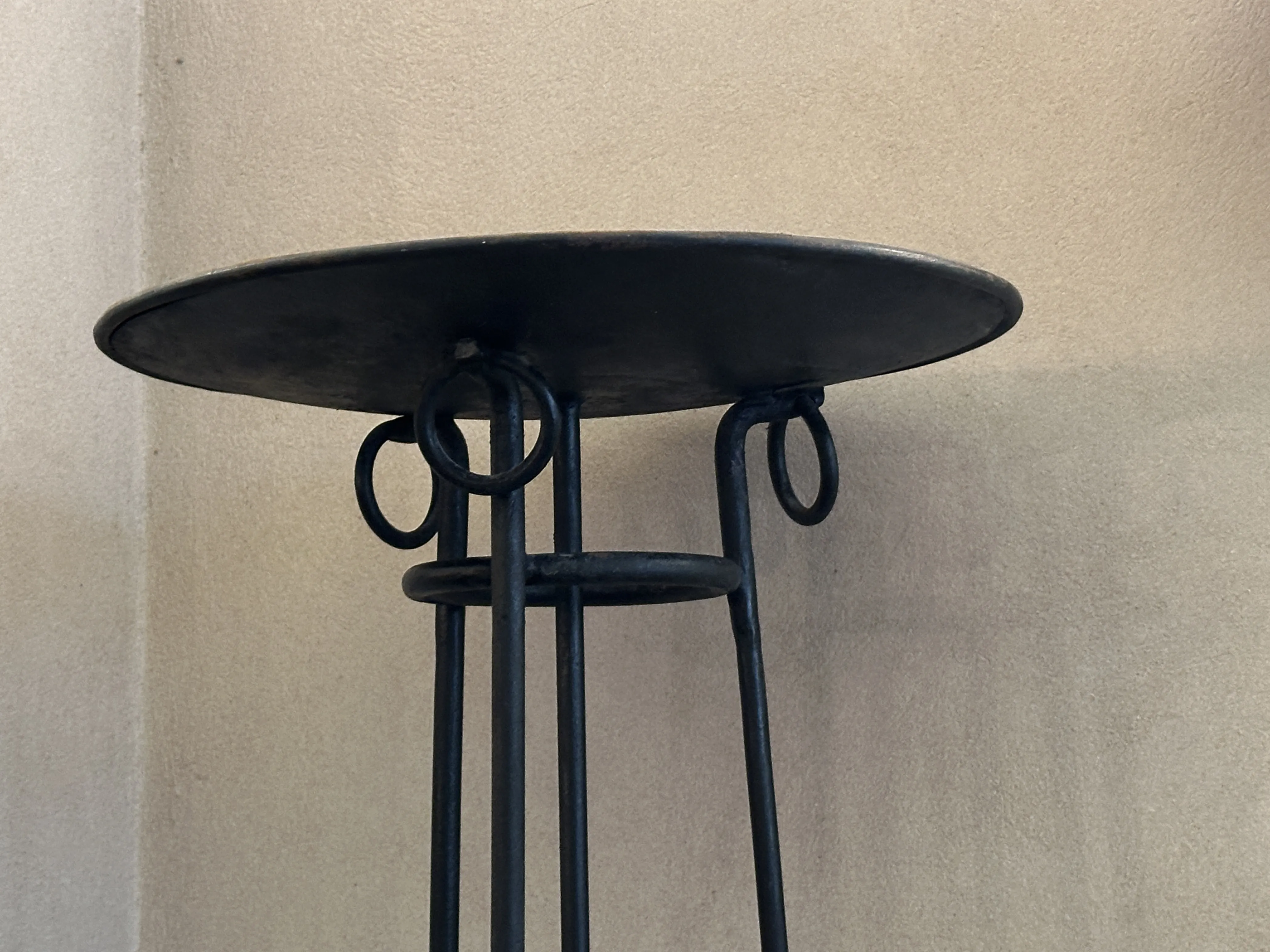 Четыре старинных торшера с элегантным дизайном и привлекательными формами на нейтральном фоне