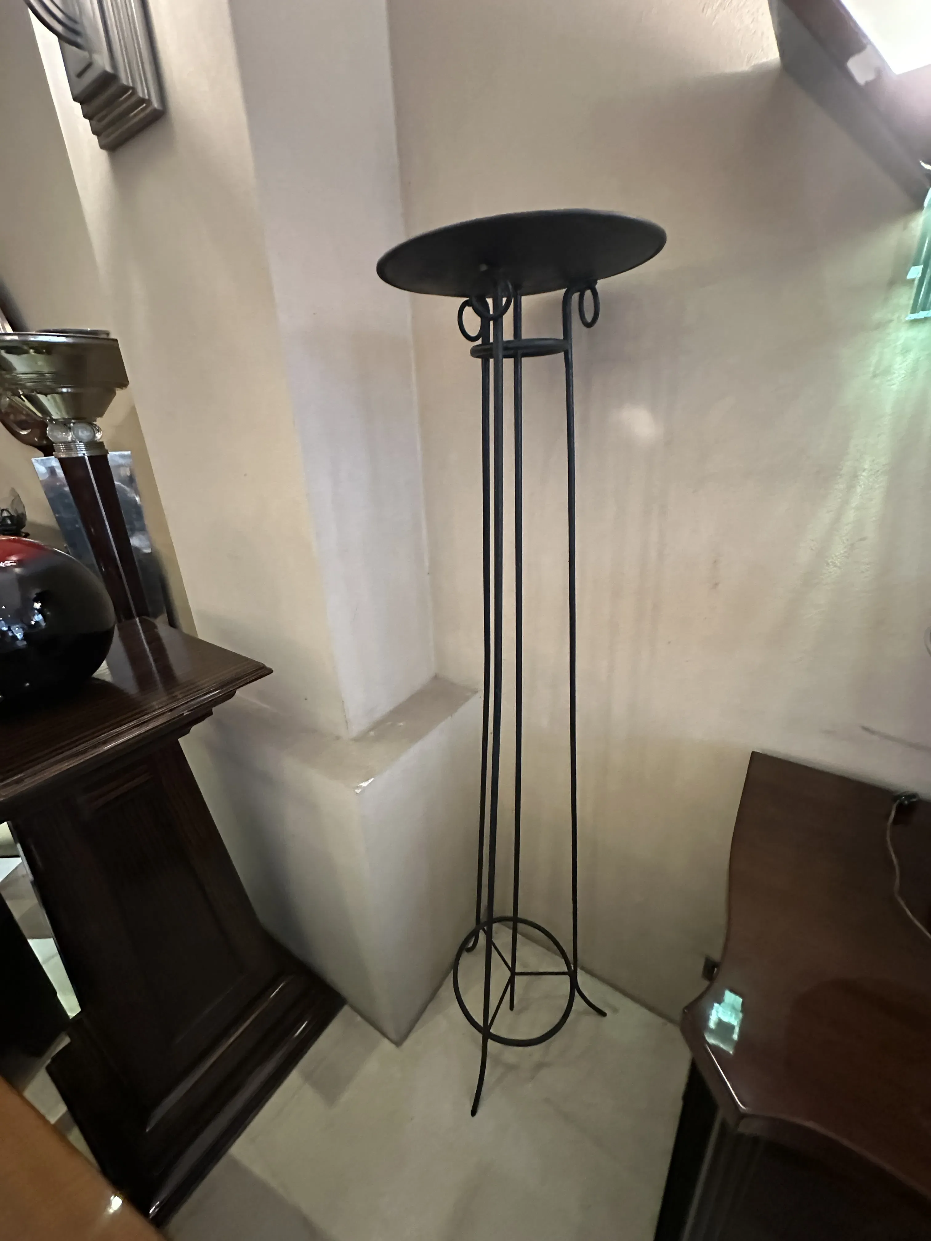 Четыре антикварные торшера в ухоженной обстановке с тонкими и элегантными деталями.