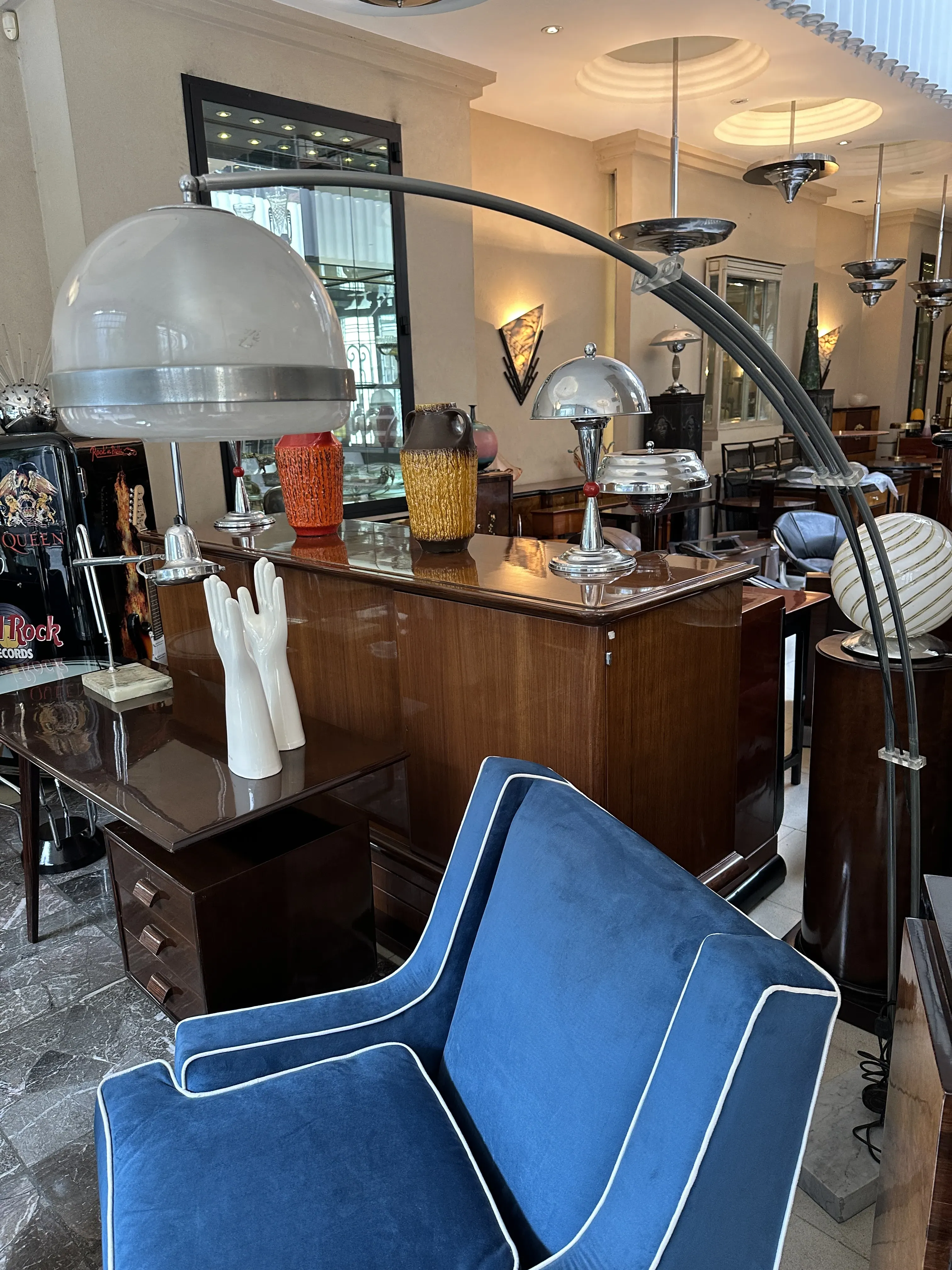 Античный торшчер с арочным дизайном в стильной комнате с удобными креслами.