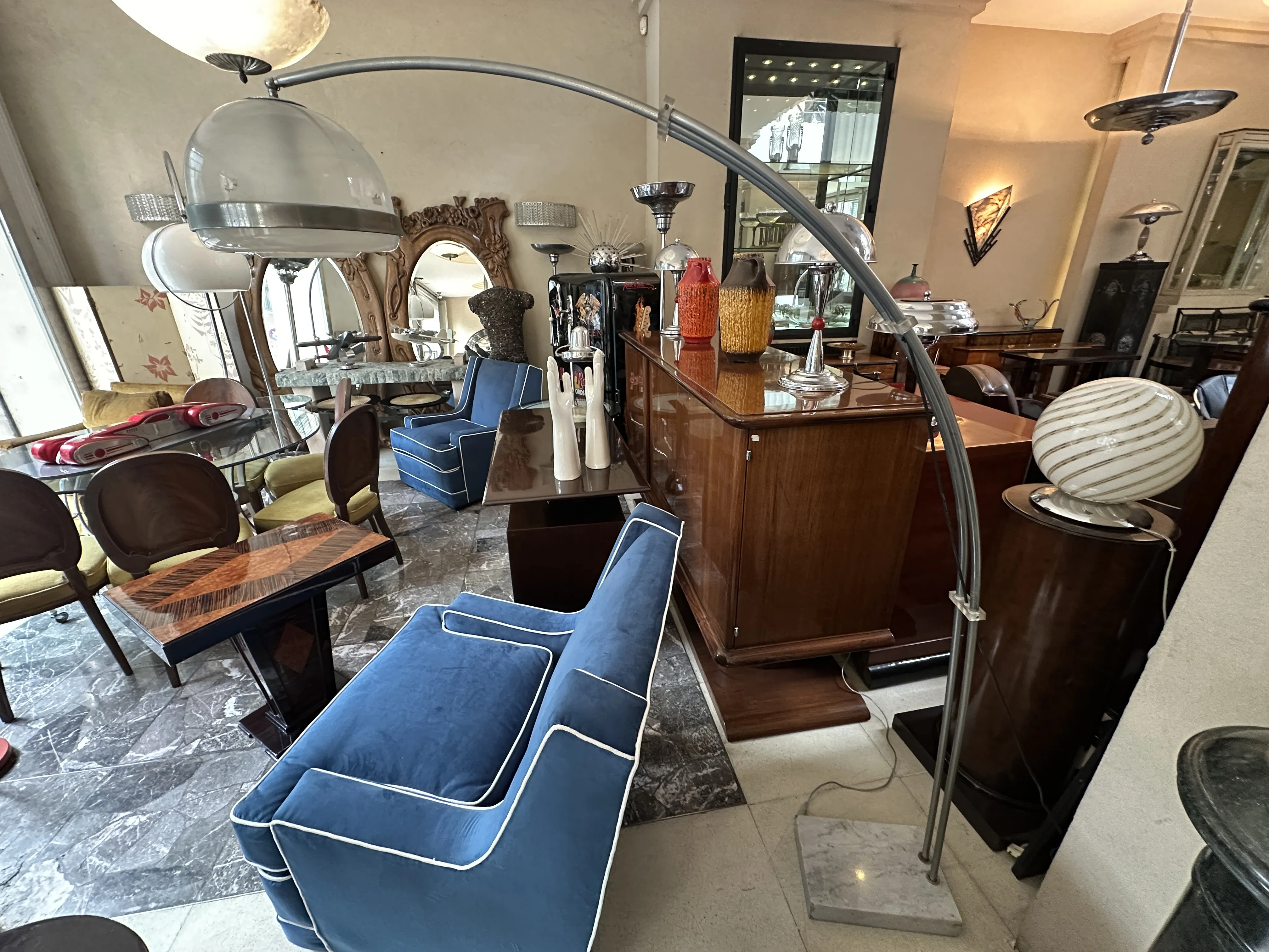 Антикварный торшер с элегантным дизайном в уютной обстановке