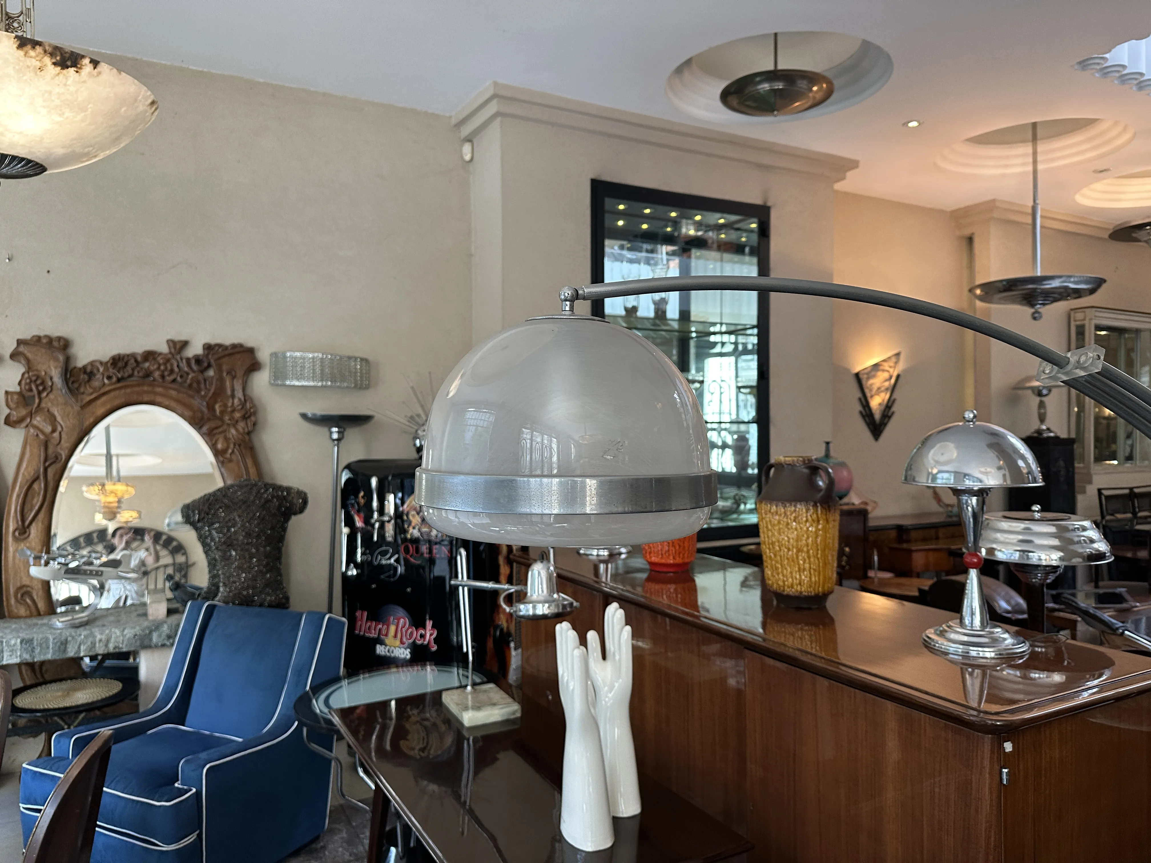 Старинный торшер с шарообразным дизайном в элегантной гостиной.