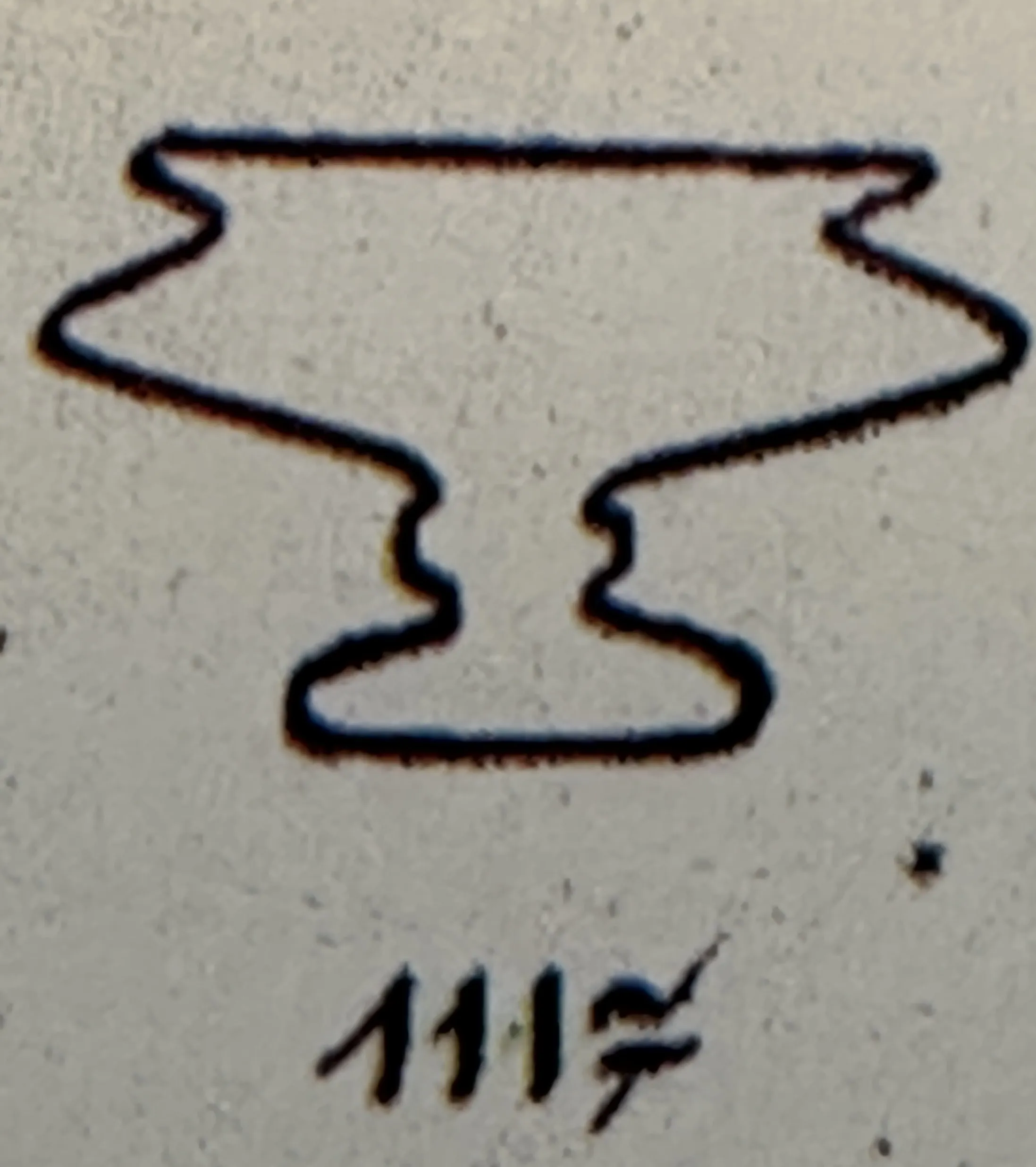 古董签名玻璃Le Verre的图画，背景为浅色