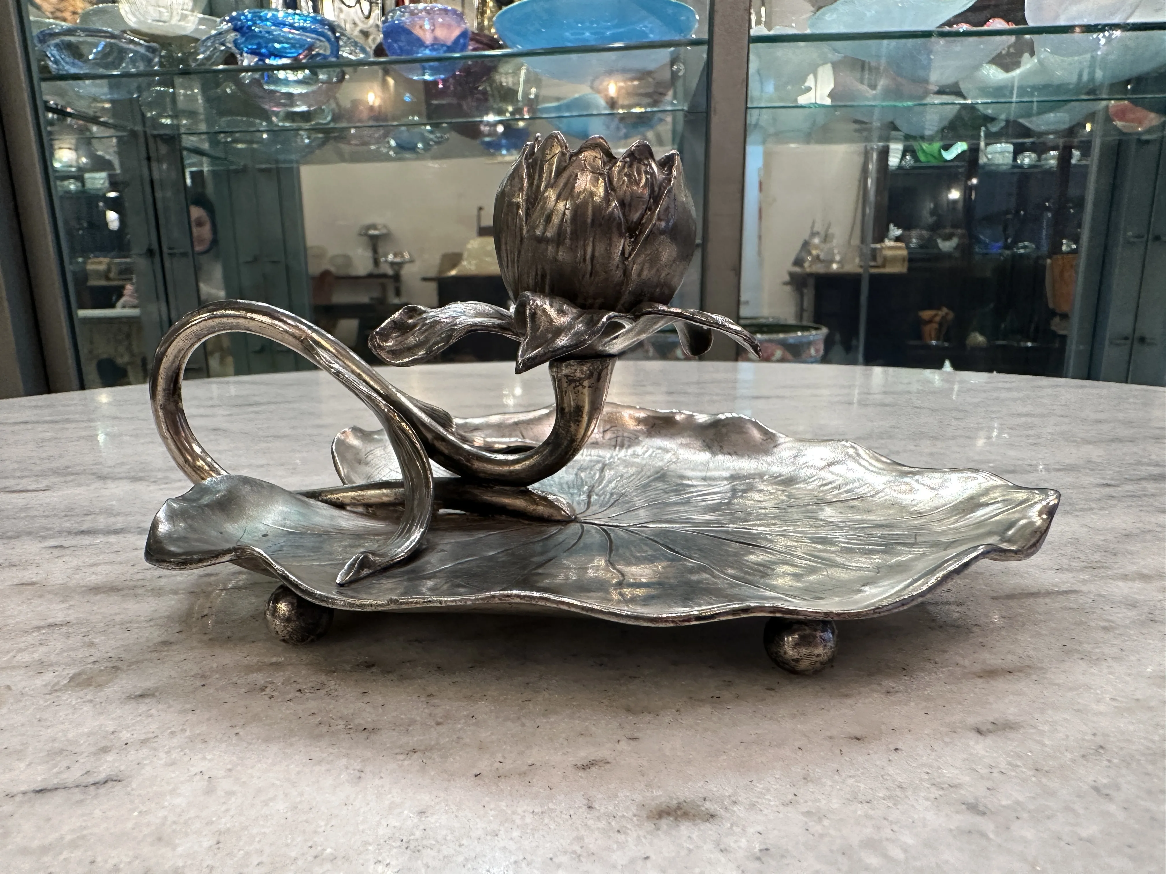 Candelabro antico a forma di fiore su una foglia