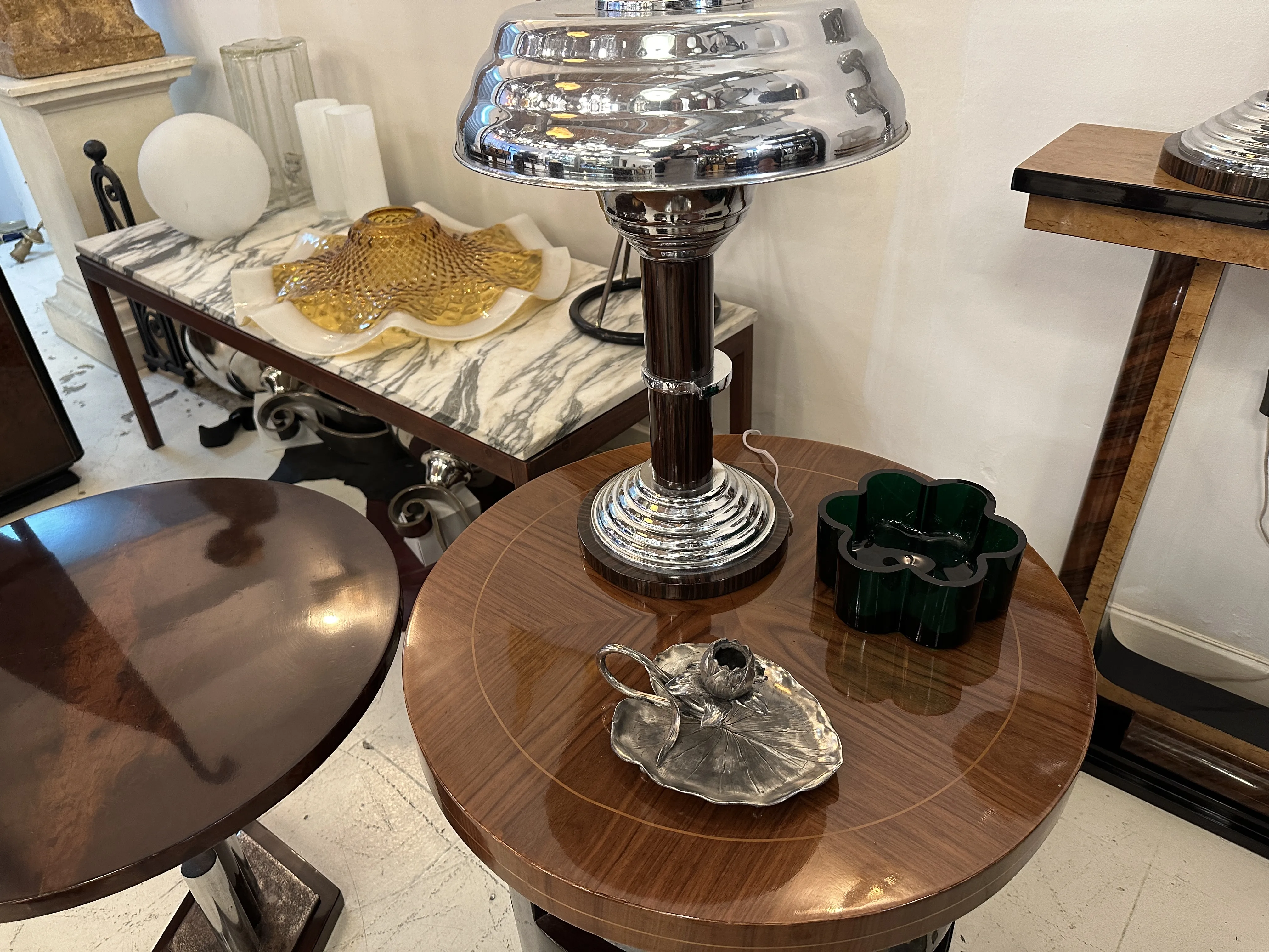 candelabro antico con design elegante e base stilosa