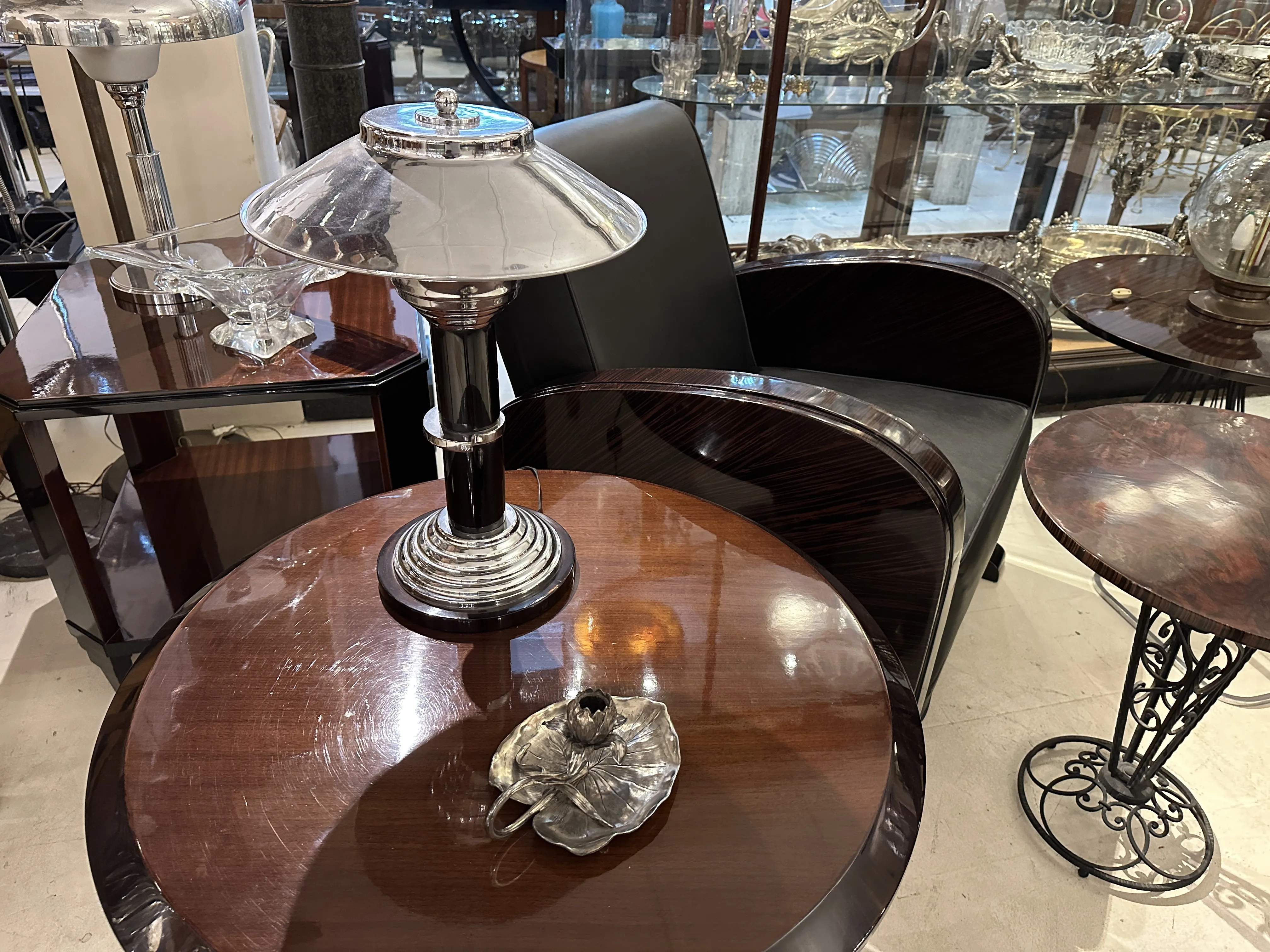 candelabro antico splendente su tavolo con sfondo elegante