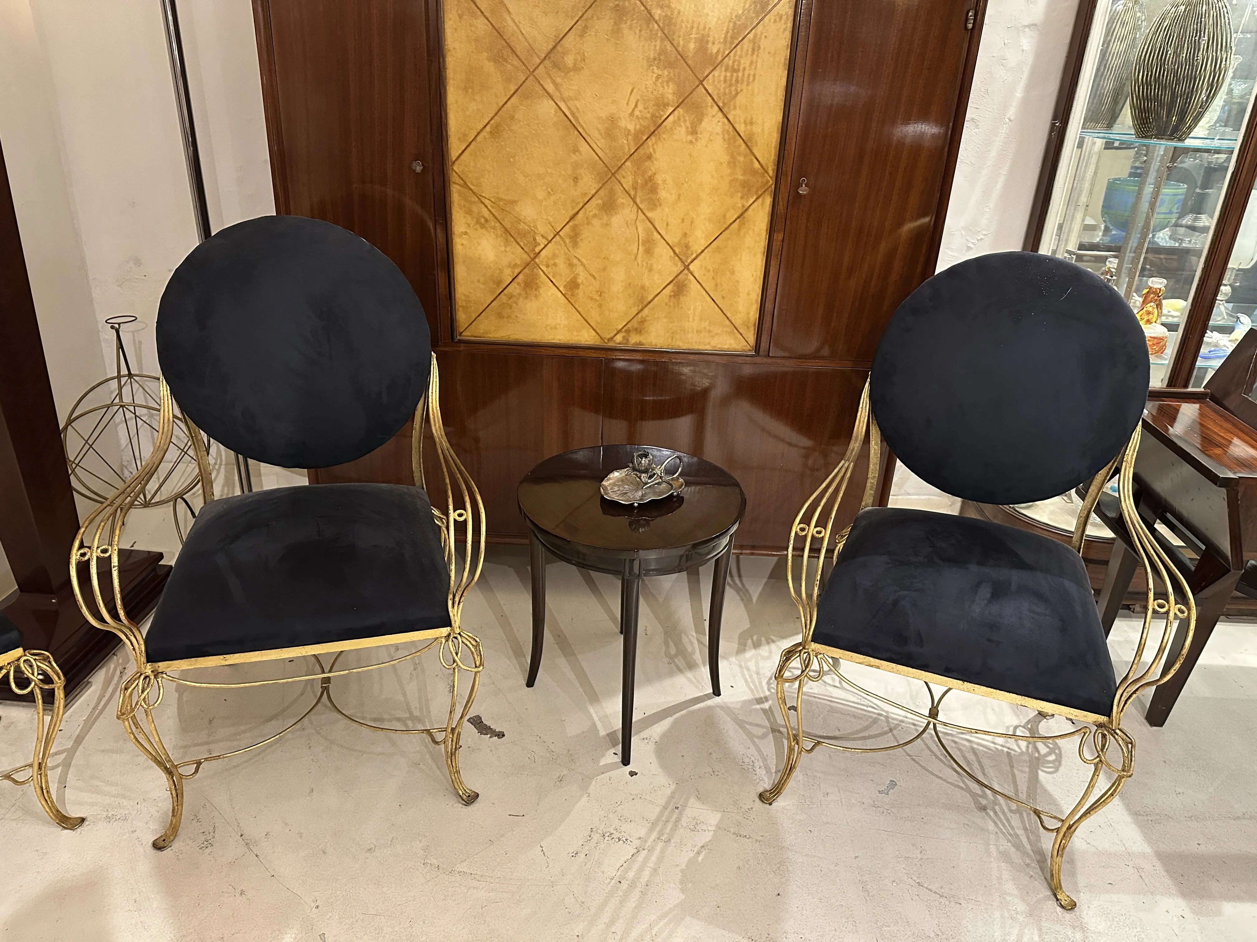 candelabro antico con dettagli decorativi su tavolo