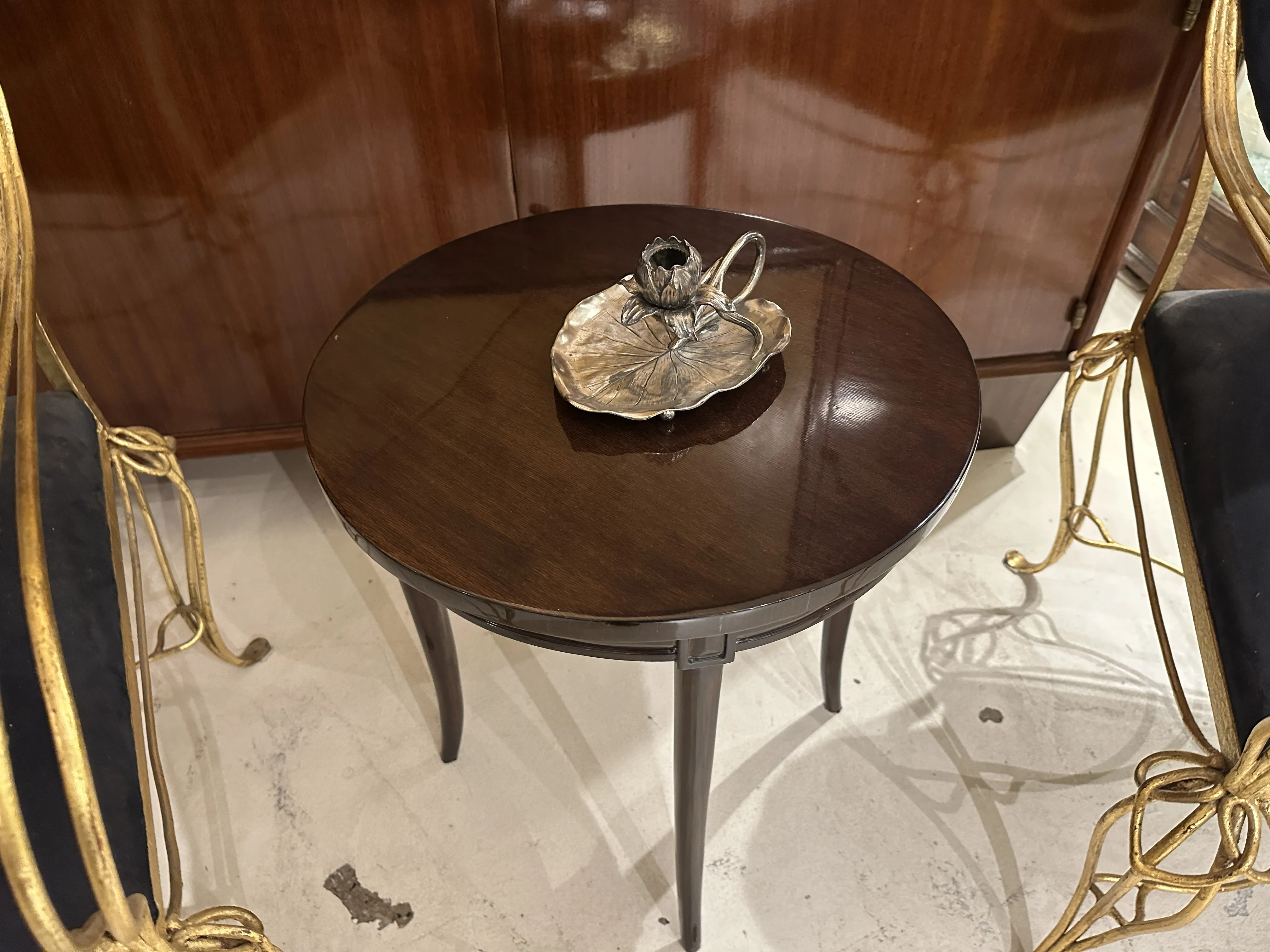 candelabro antico su un tavolo con decorazioni eleganti