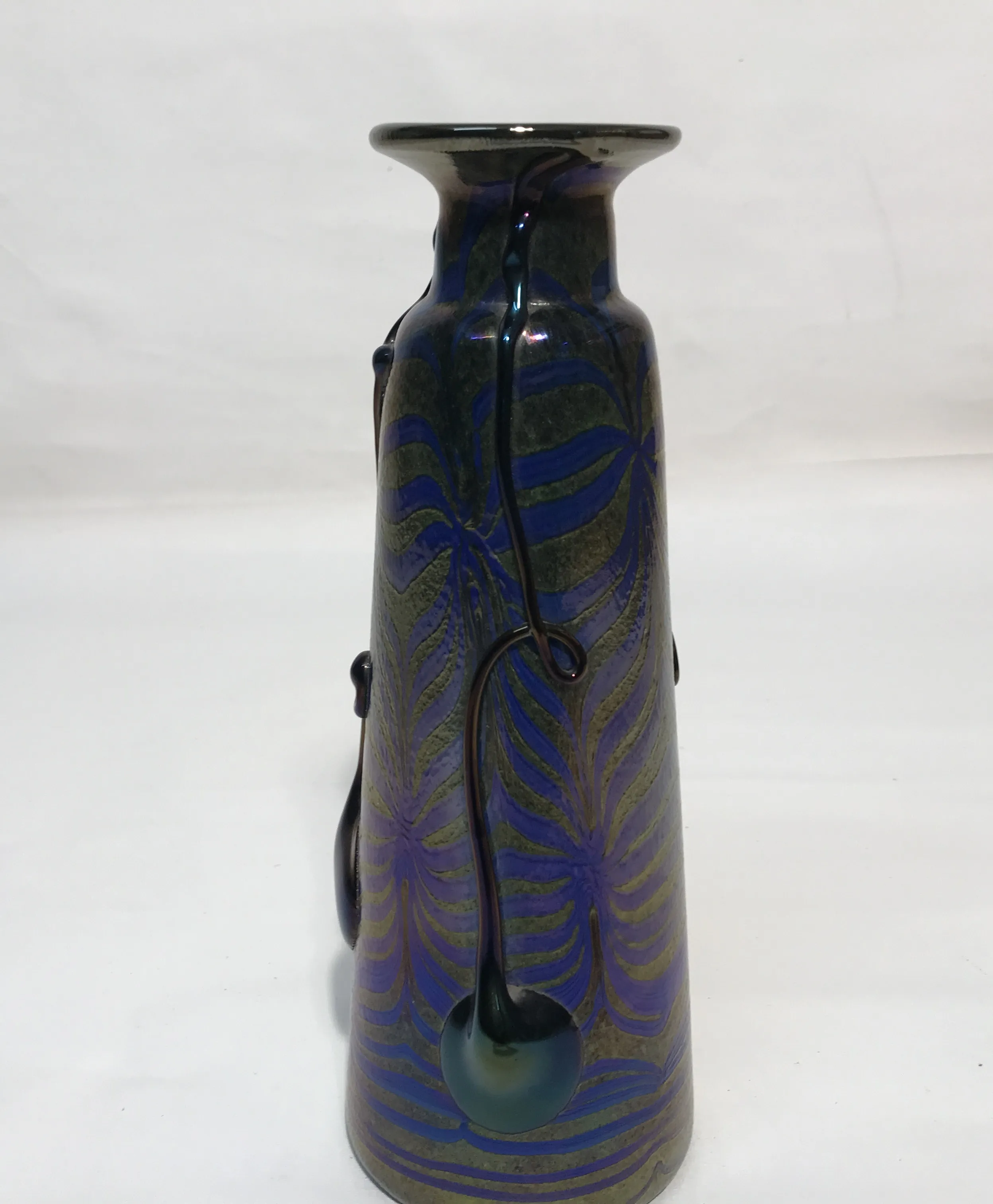 Signiertes Glas (Loetz) mit blauem und grünem Blattmuster
