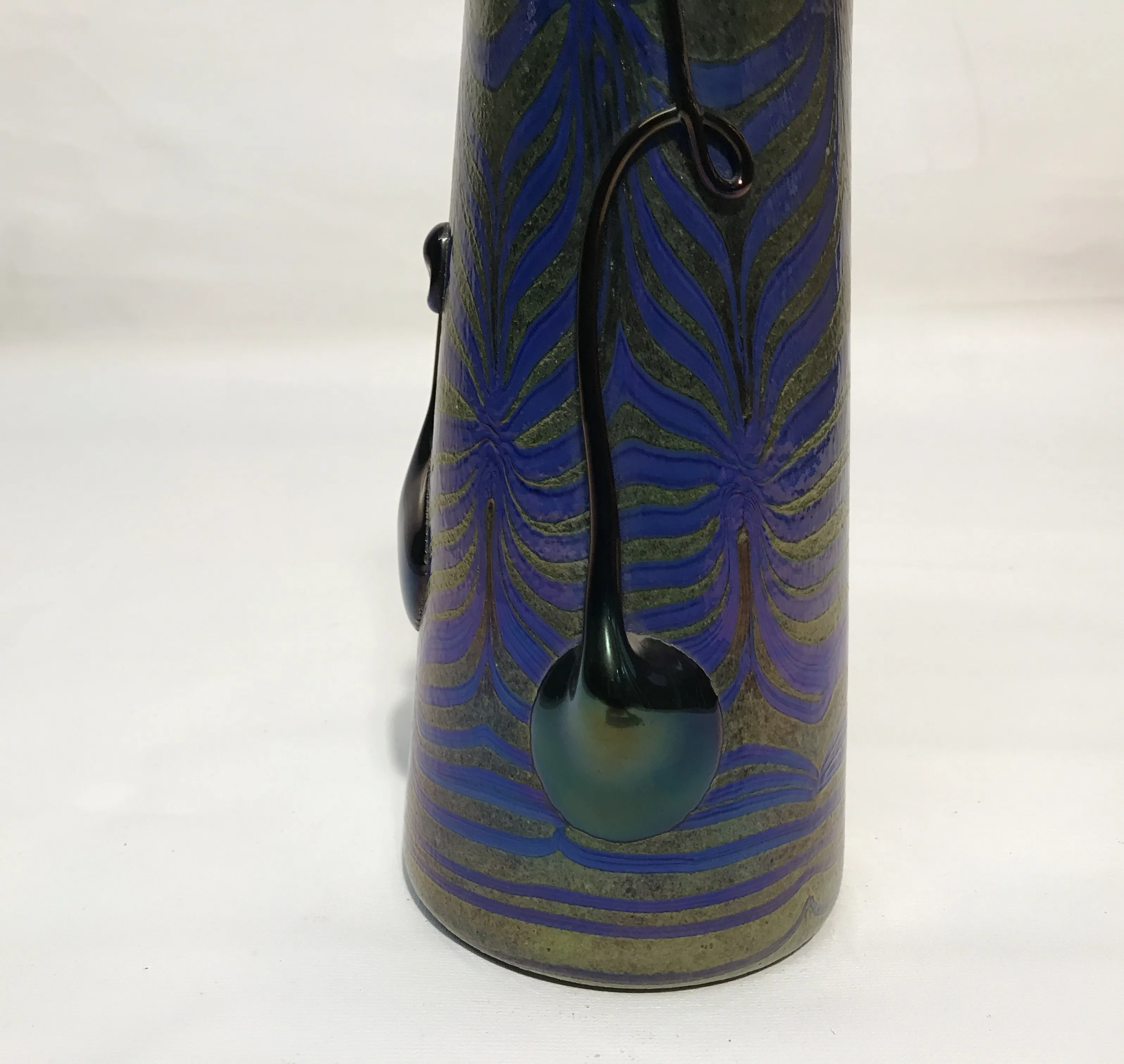 Signiertes Glas Loetz mit lila und grünem Design