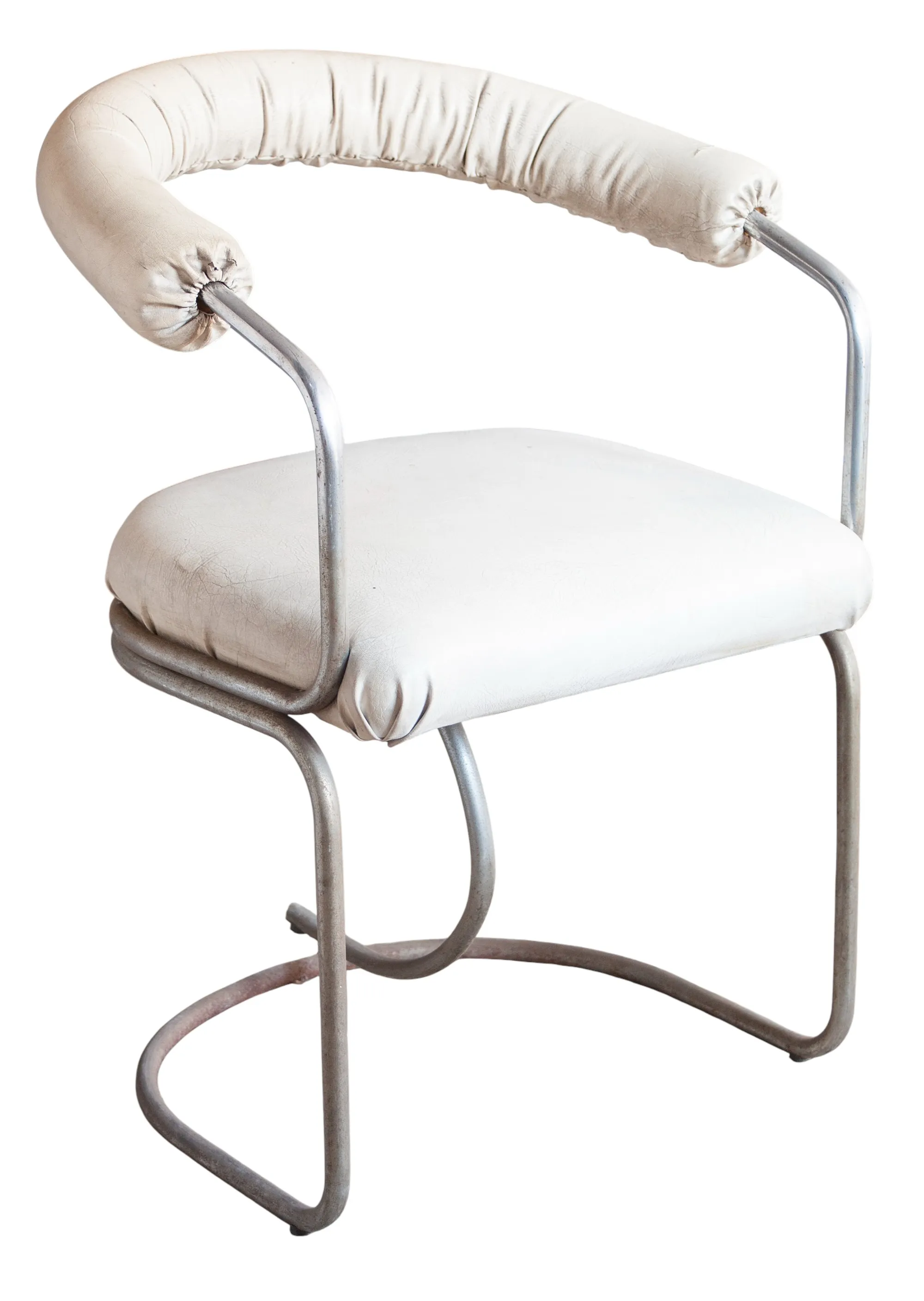 Fauteuils anciens au design unique, prêts à être restaurés.