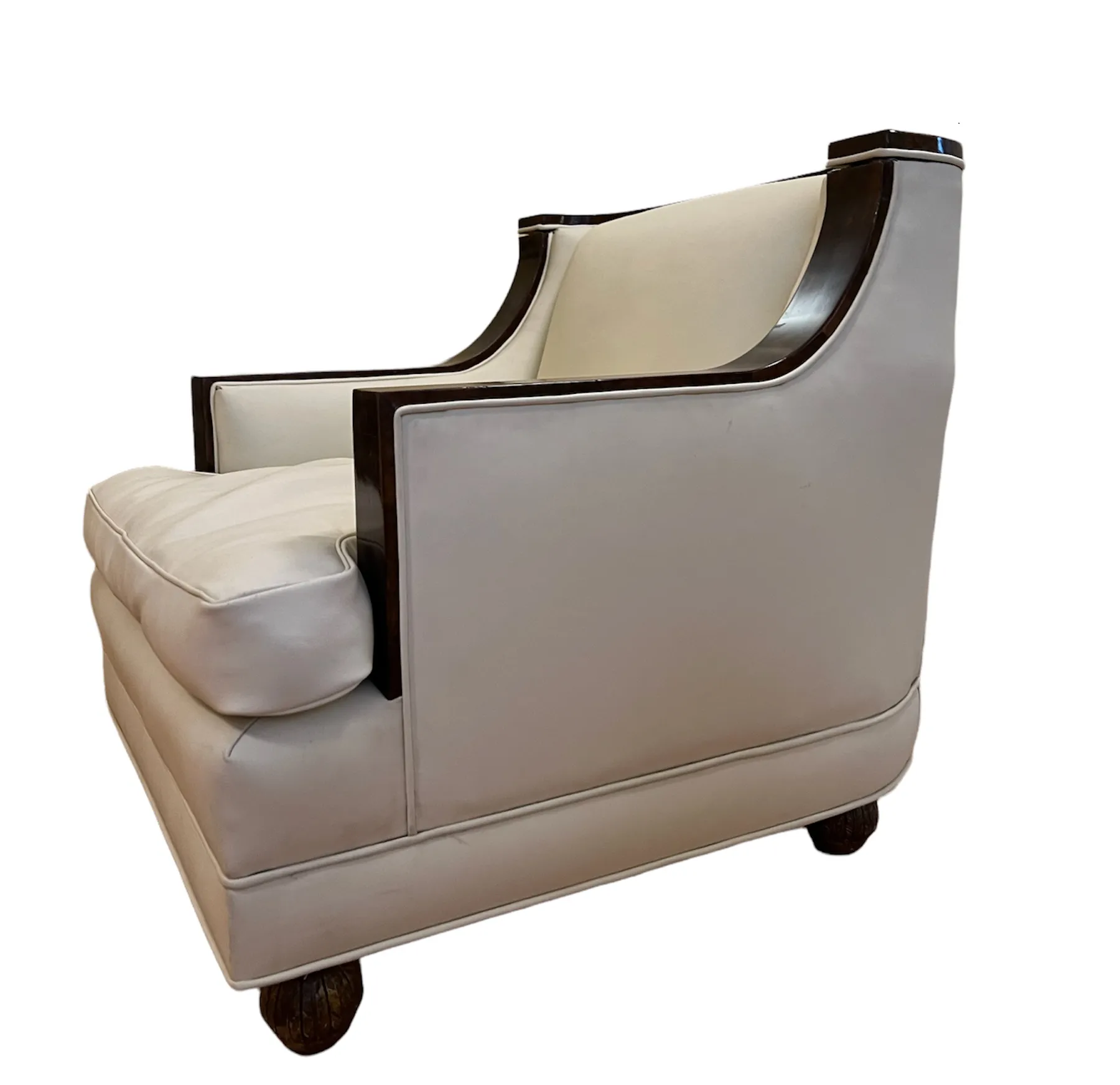 2 antique armchairs with classic design, in a cozy setting.