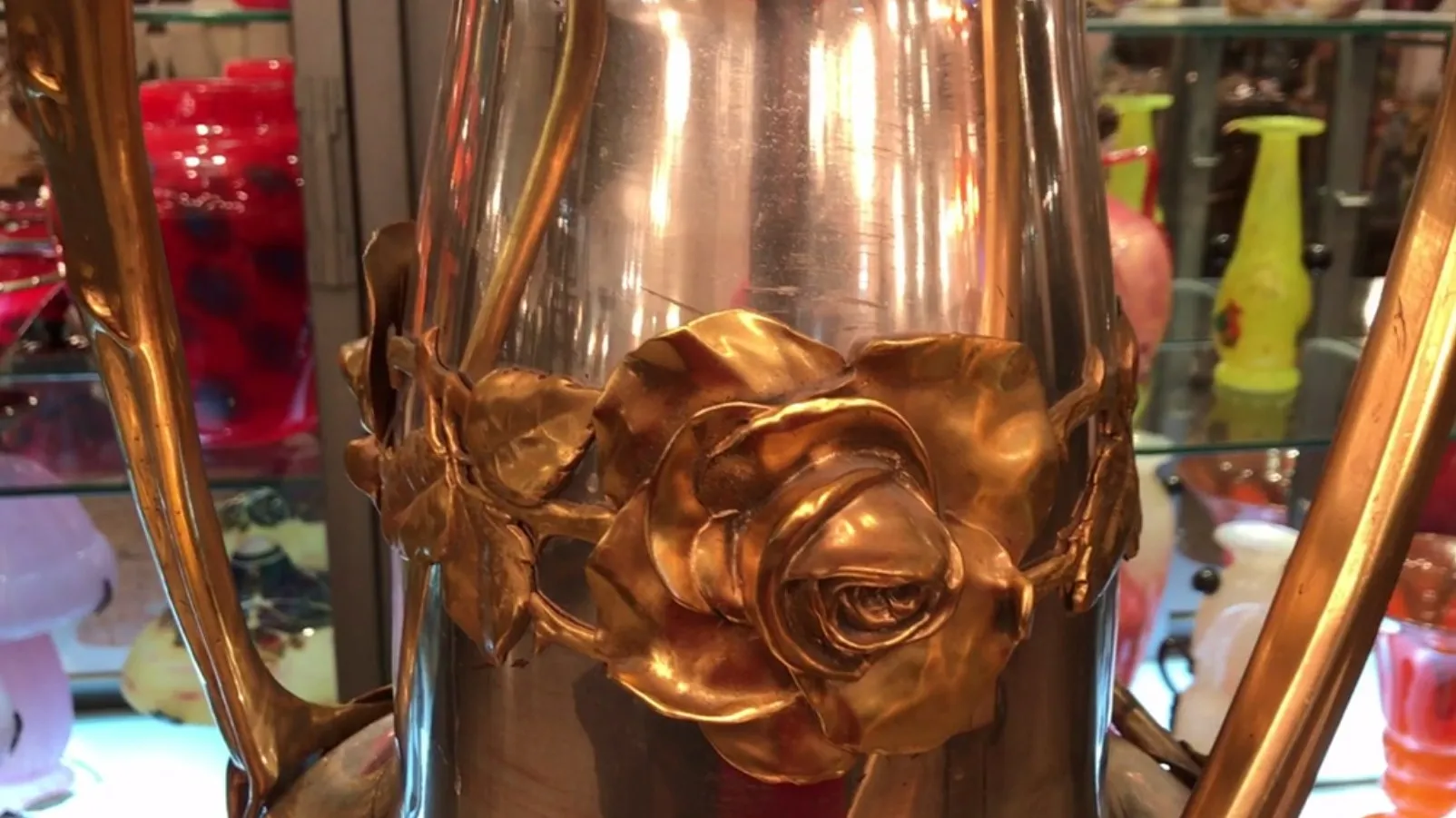 deux vases antiques avec des décorations de roses