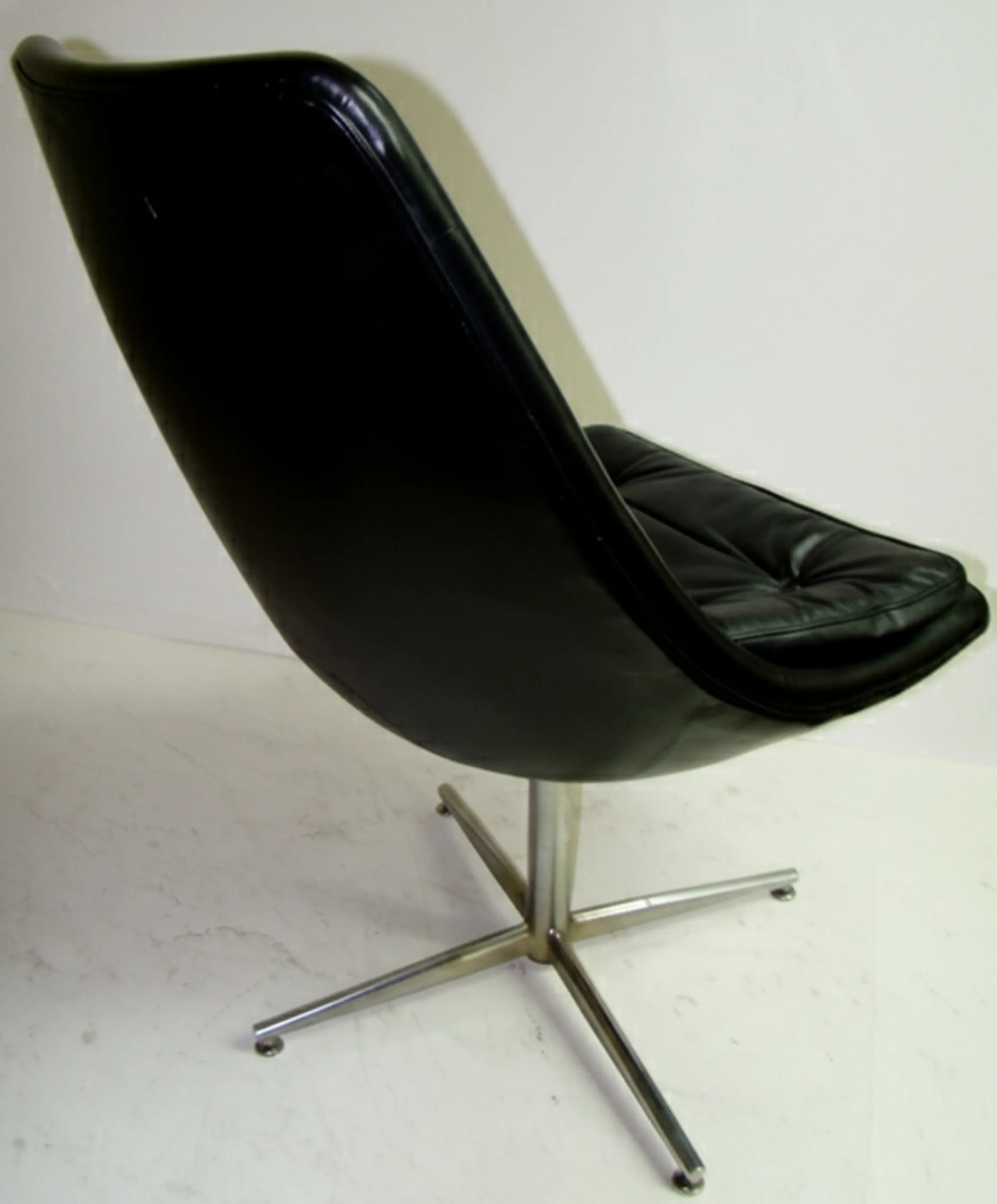 2 sedie da scrivania antiche con design elegante, ambiente minimalista.