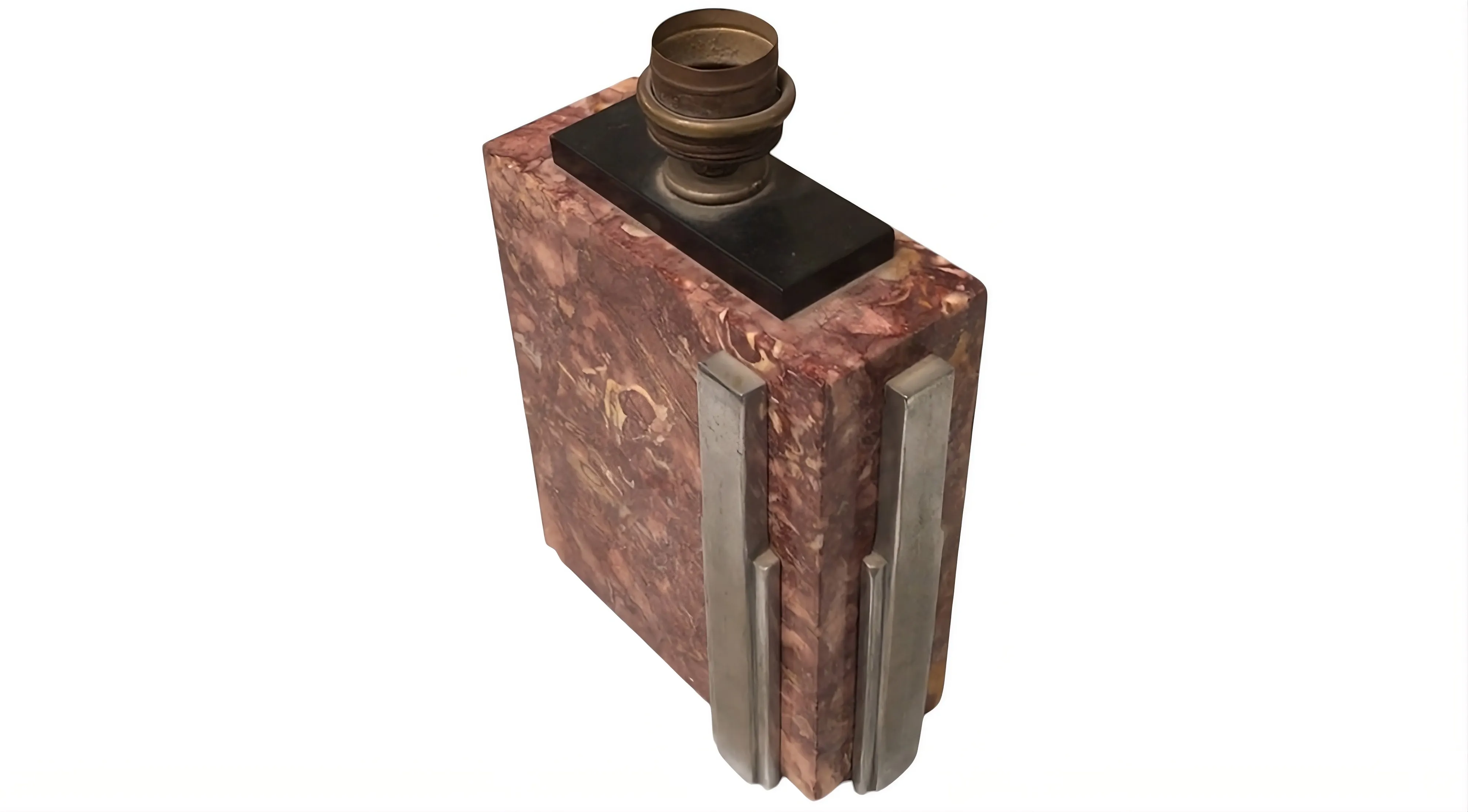 lámpara de mesa antigua con un diseño decorativo elegante