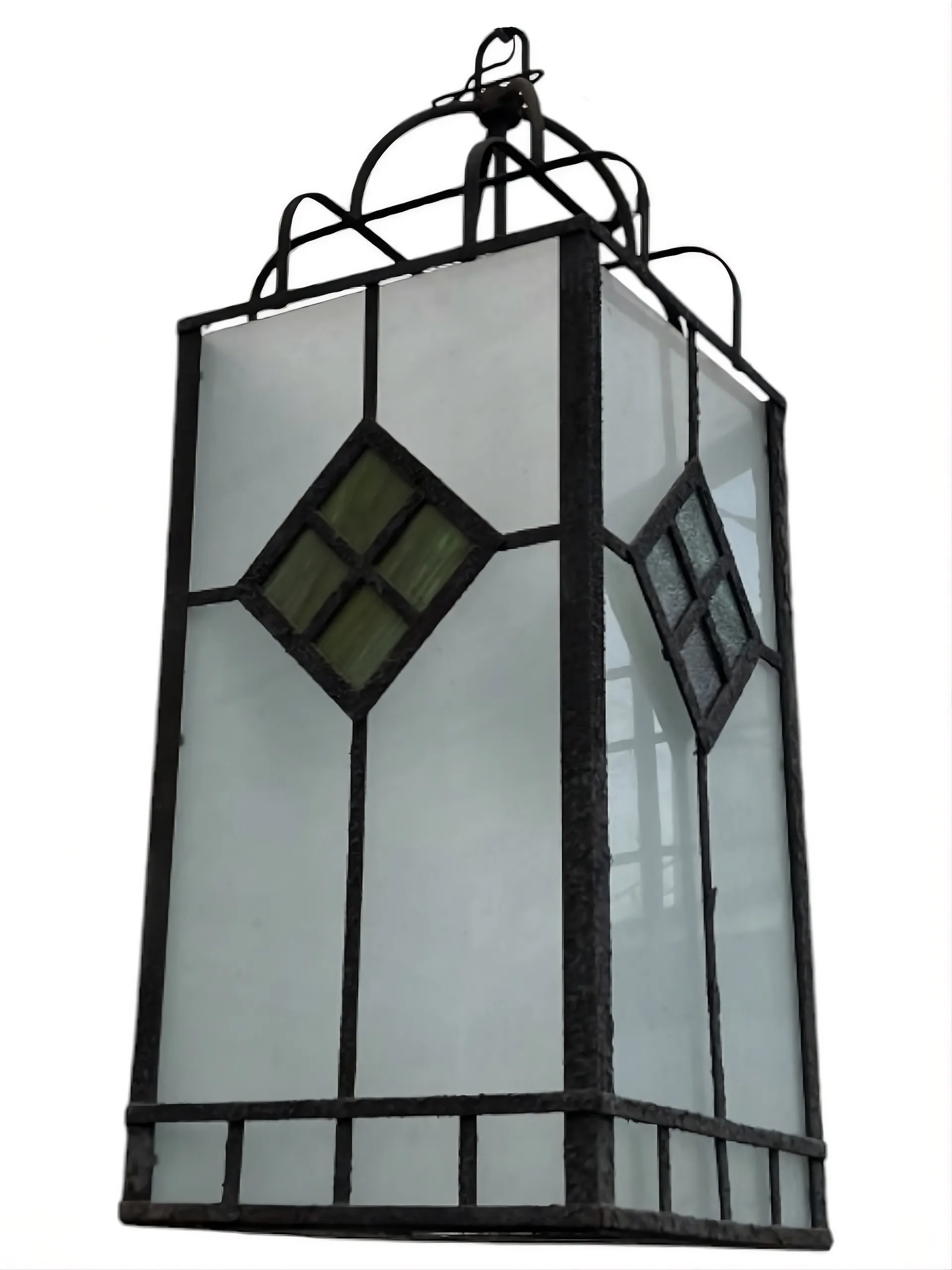Lanternas decorativas antigas com formato retangular e detalhes em vidro
