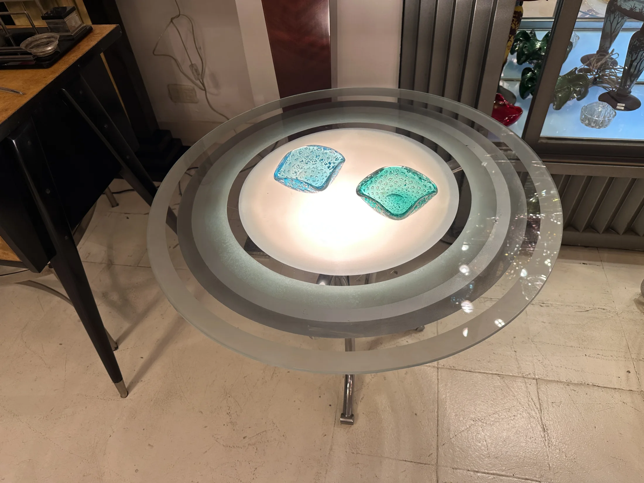Runder Tisch mit antiker Polsterung und sanften dekorativen Details.