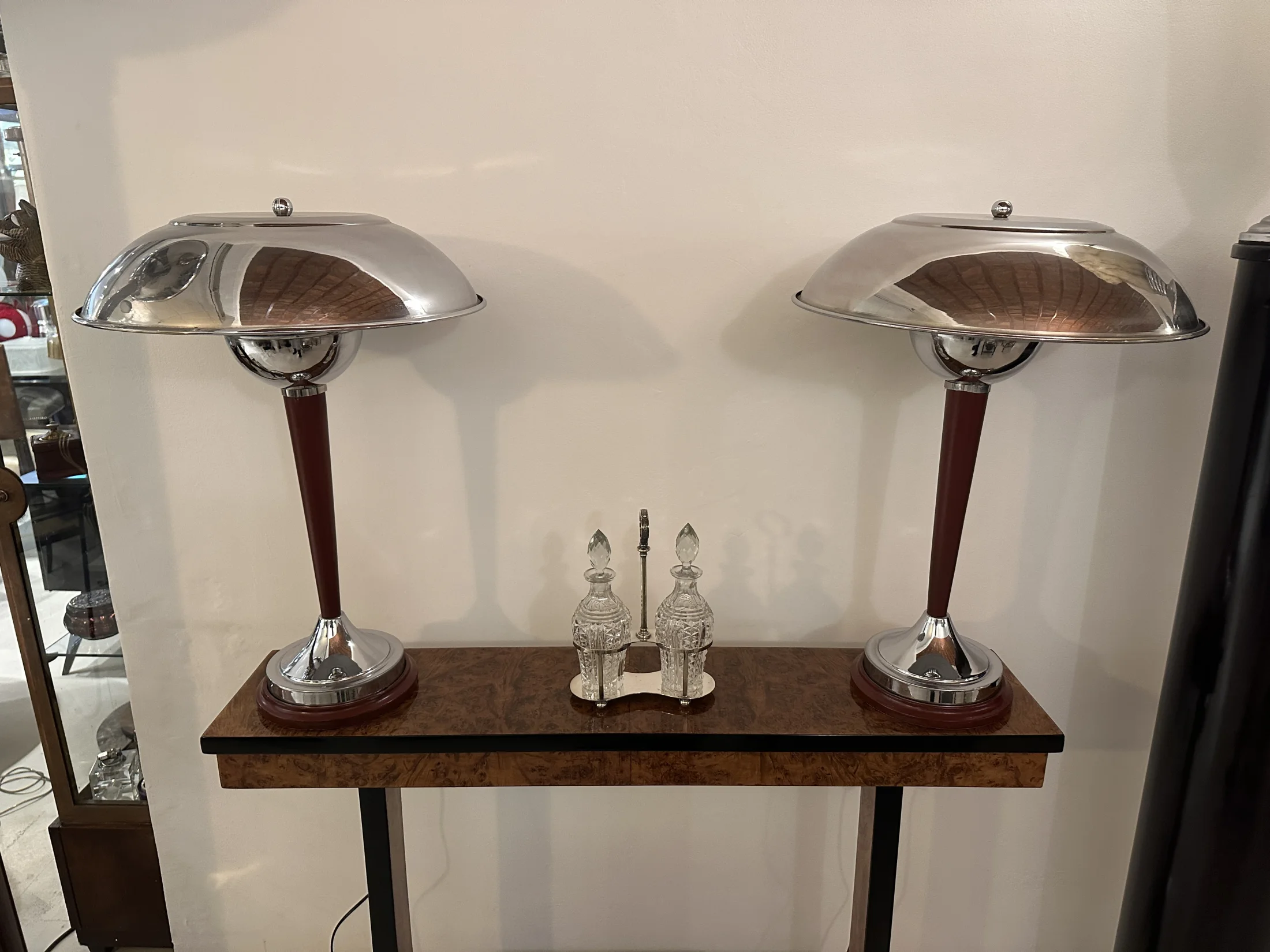 Antiquitätenlampen mit verchromten Basen und klassischem Design.