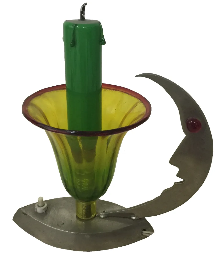 luminária de mesa antiga com vela verde e base metálica, ambiente colorido