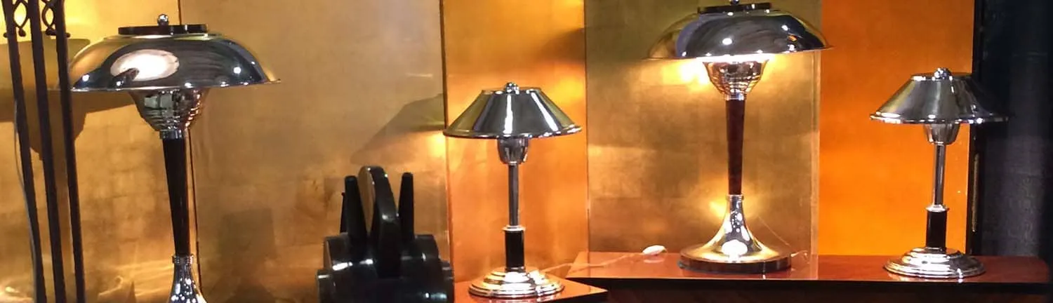 Conjunto de lâmpadas de mesa de estilo Art Deco com acabamentos brilhantes e bases elegantes.