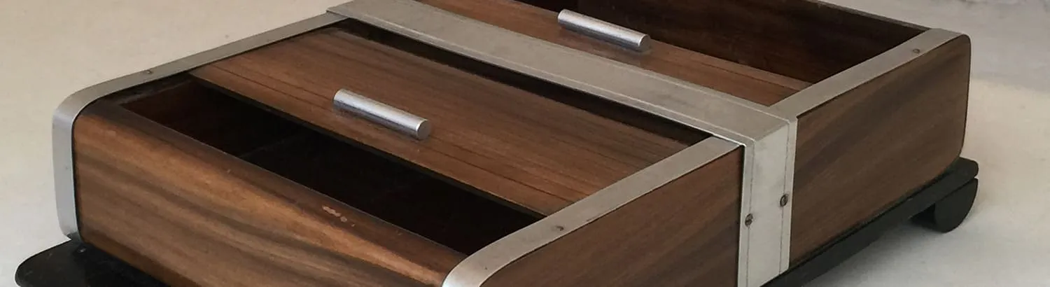 Caixas antigas de madeira com detalhes em metal, decorativas e funcionais.