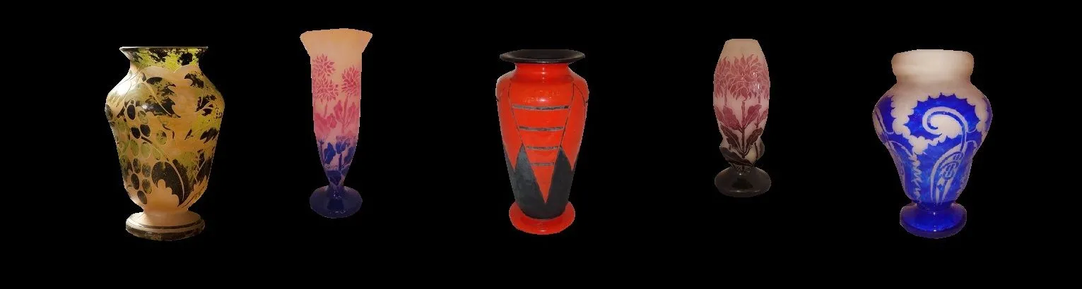 Vasos antigos franceses Degué com vibrantes designs florais.