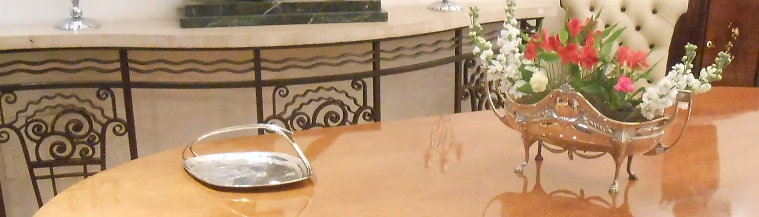 Jardineira antiga adornada com flores coloridas em um ambiente elegante.