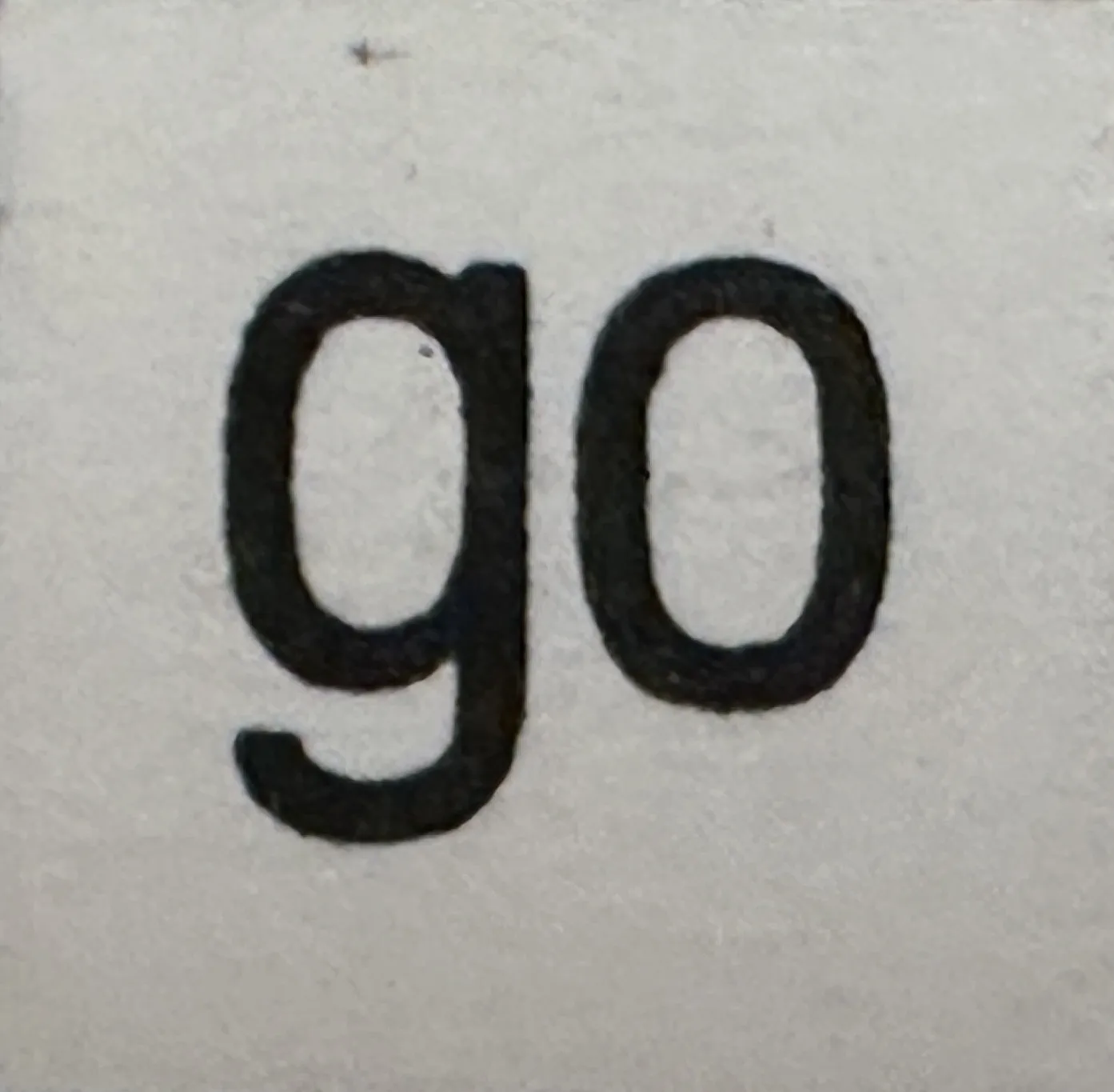 Detalhe de um selo antigo com uma inscrição.